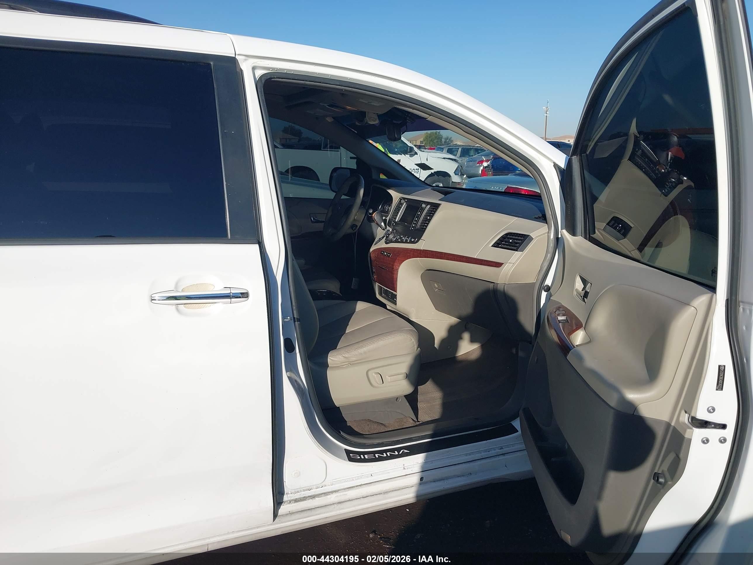 TOYOTA SIENNA image 5