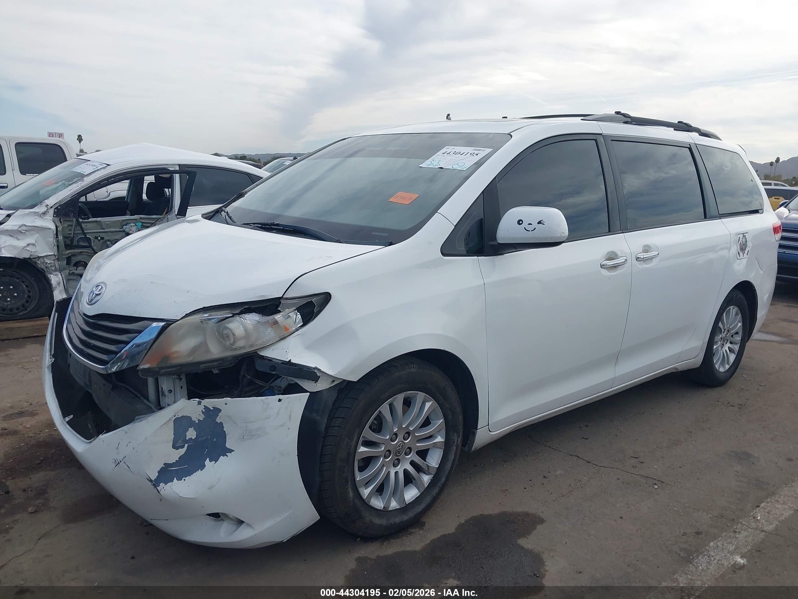 TOYOTA SIENNA image 6