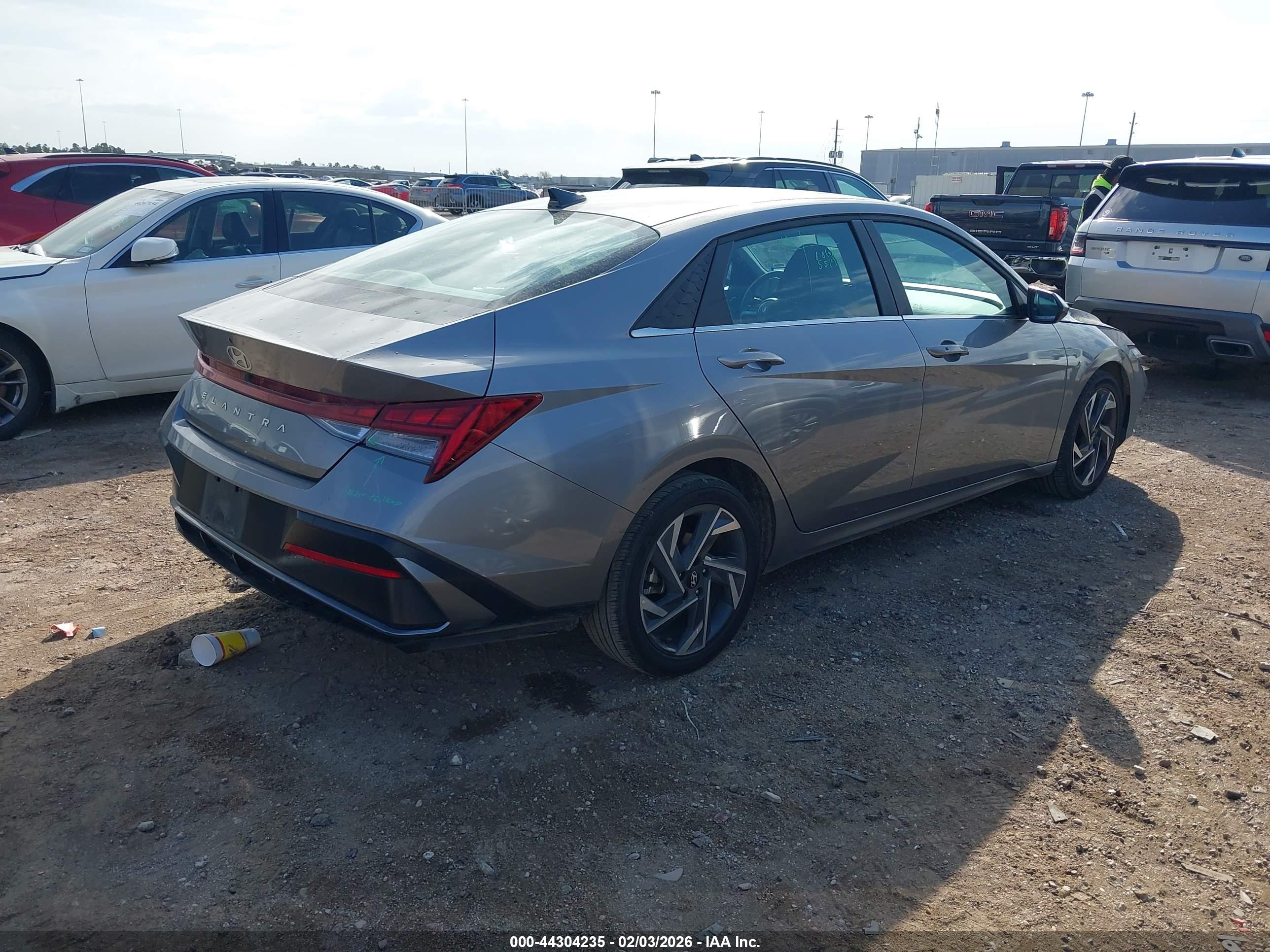 HYUNDAI ELANTRA image 4