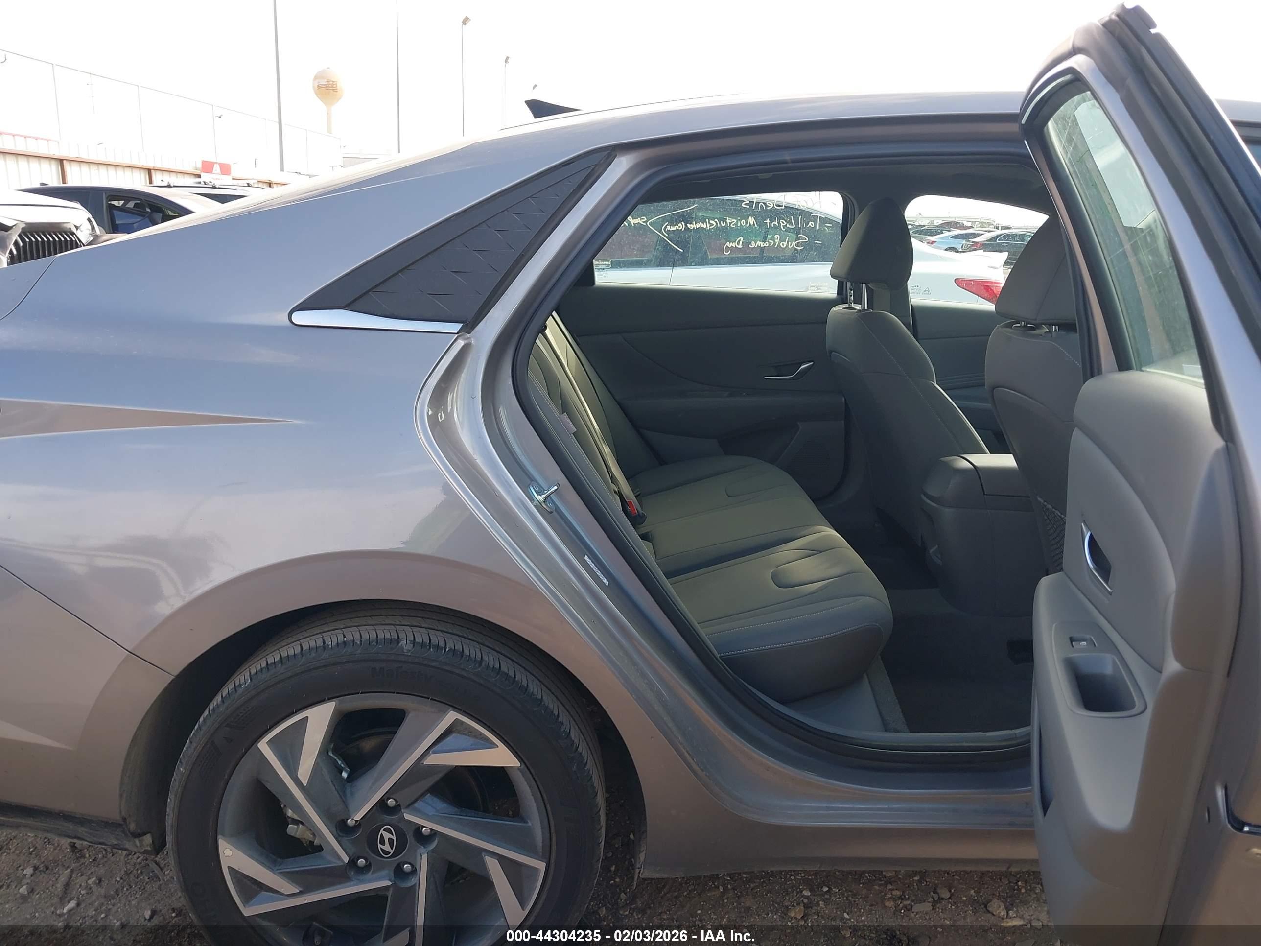 HYUNDAI ELANTRA image 8