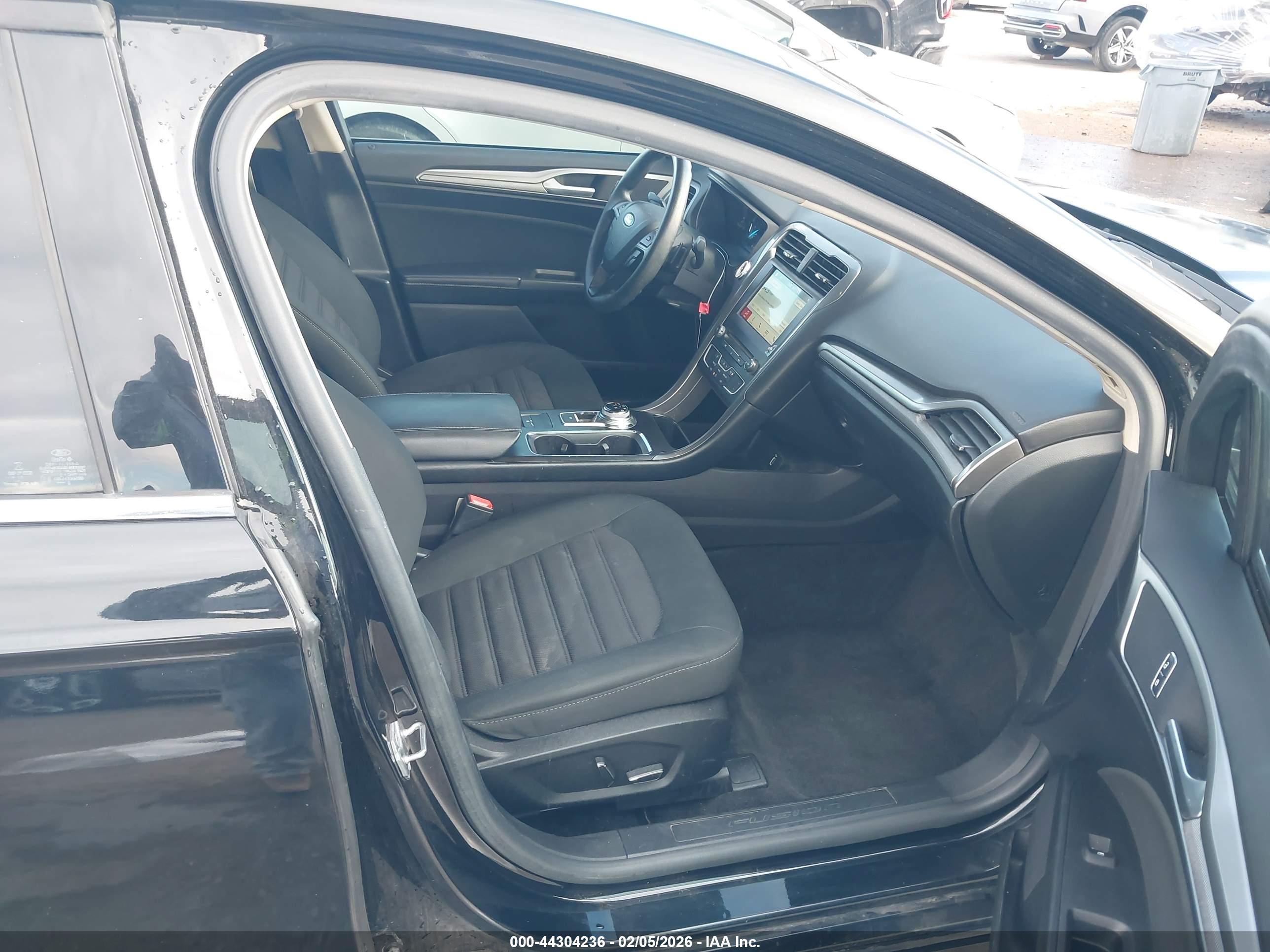 FORD FUSION image 5