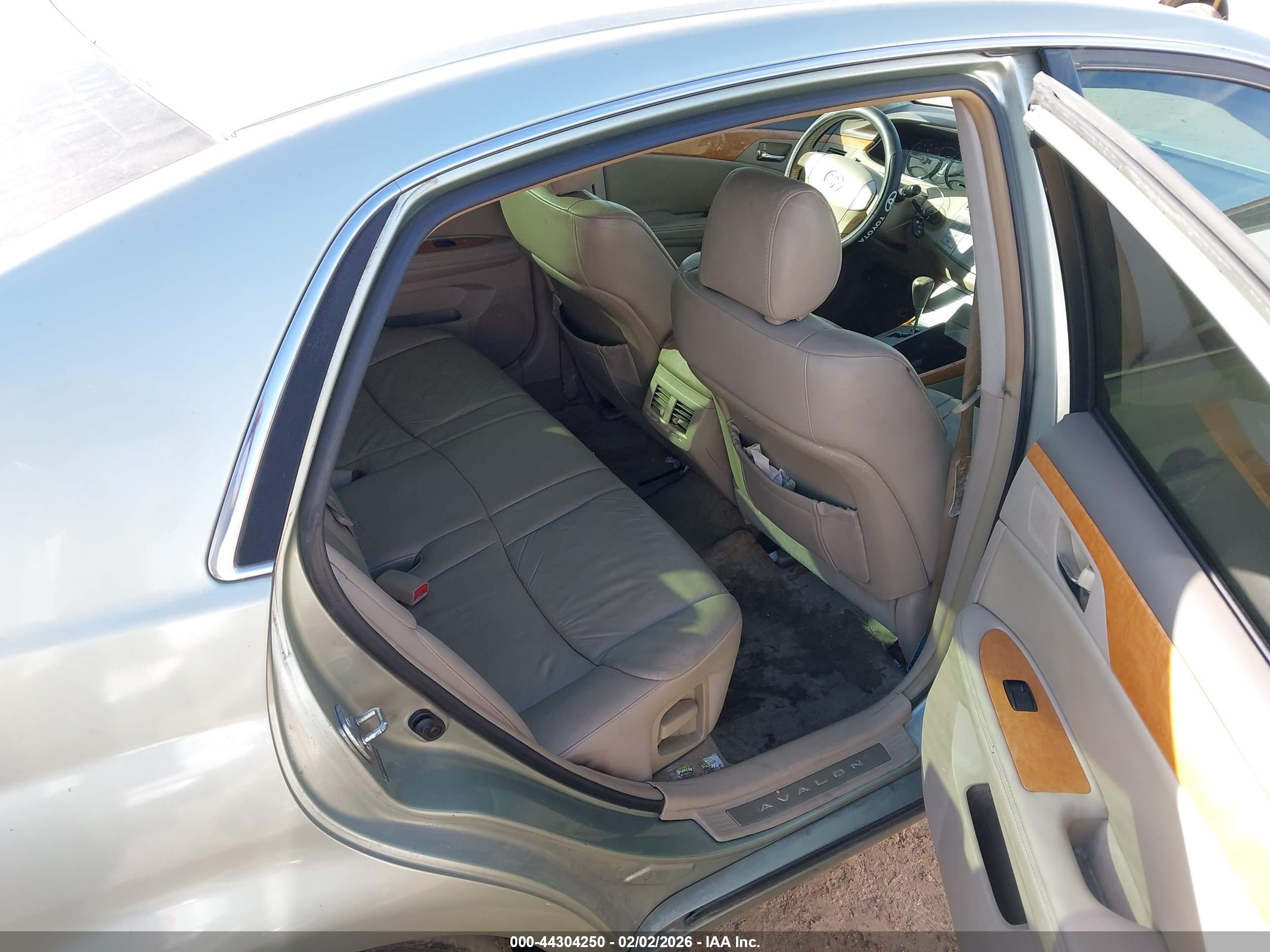TOYOTA AVALON image 8