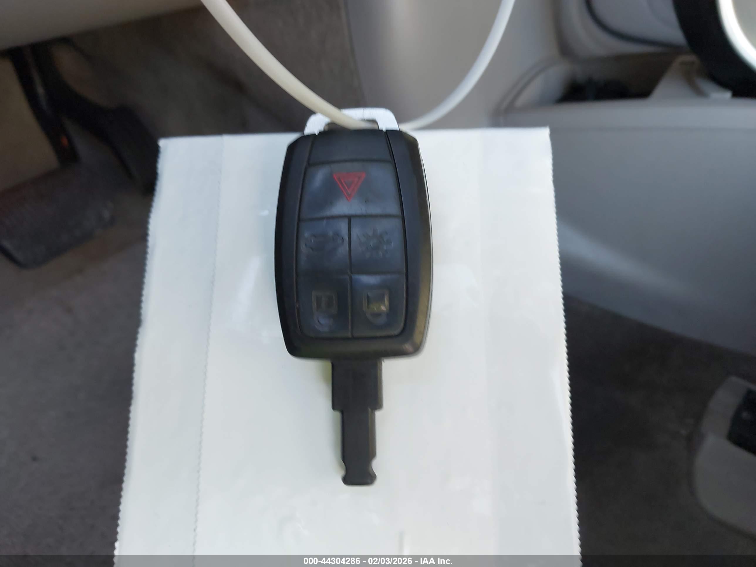 VOLVO C70 image 11