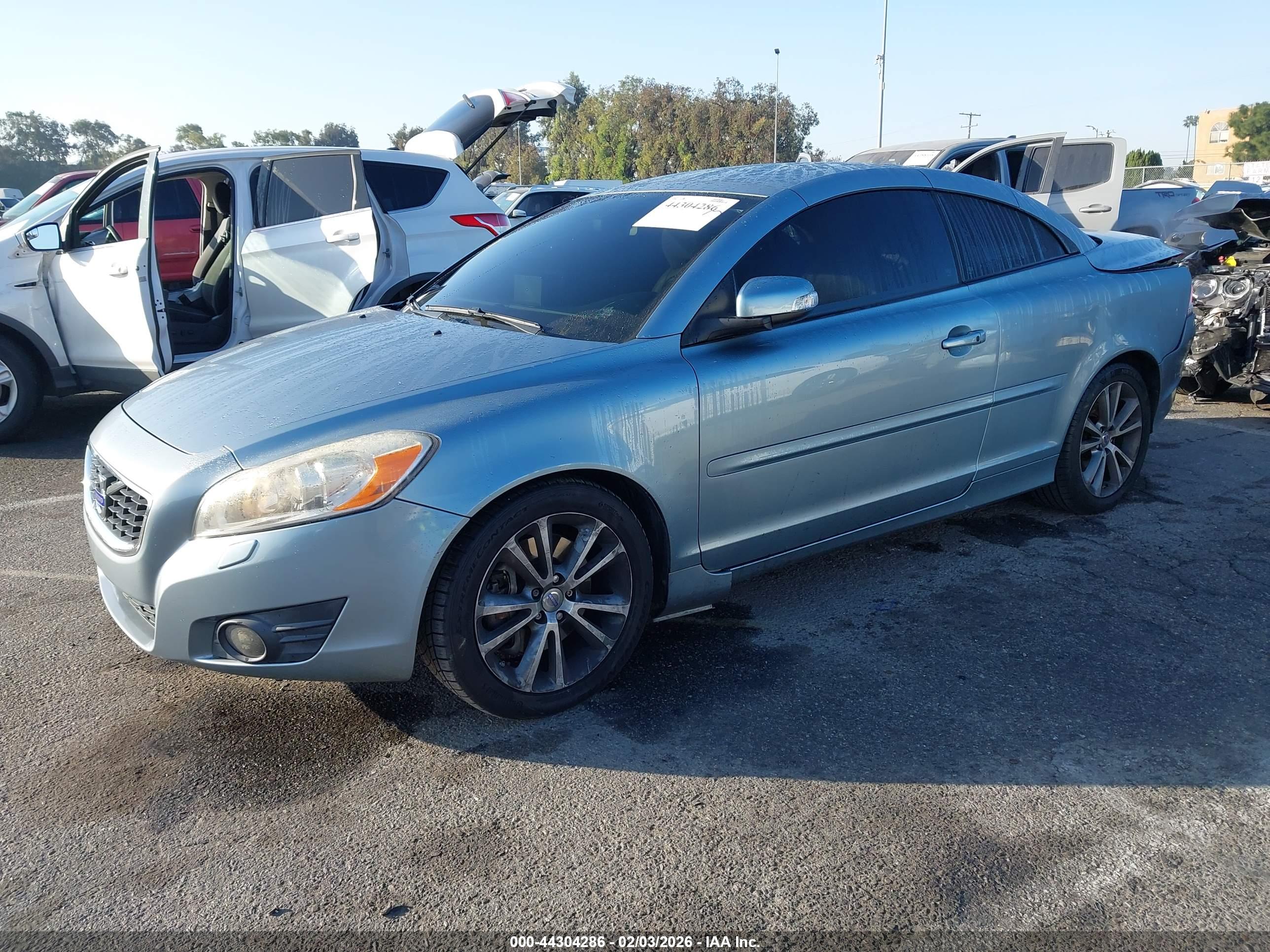 VOLVO C70 image 2