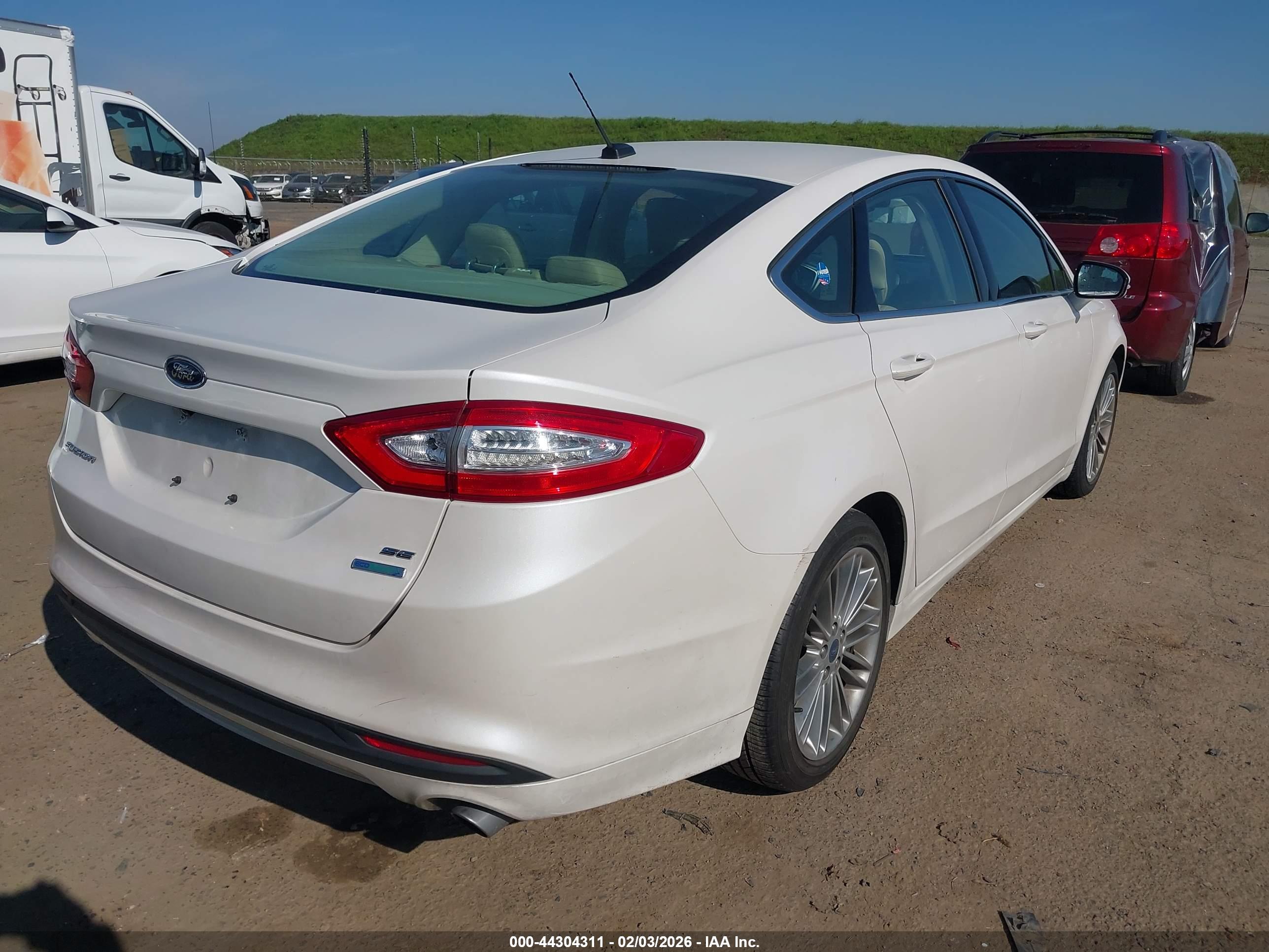 FORD FUSION image 4