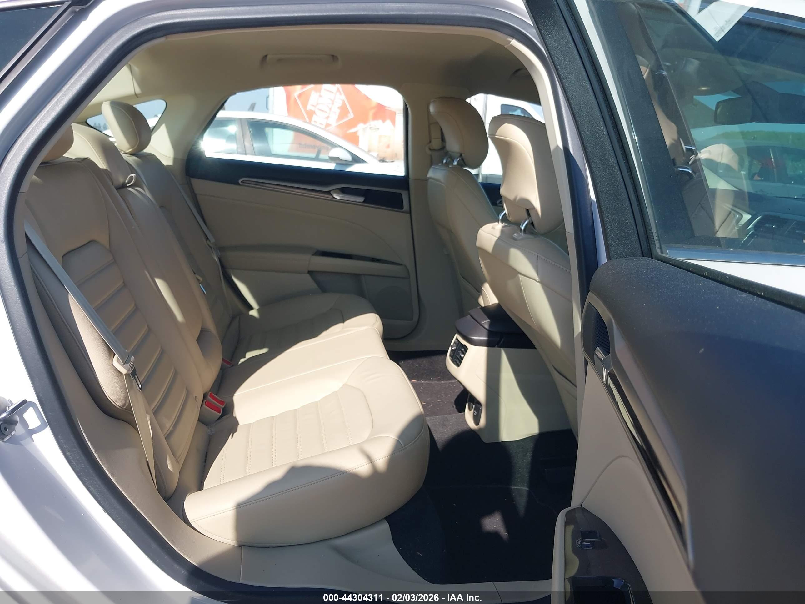 FORD FUSION image 8