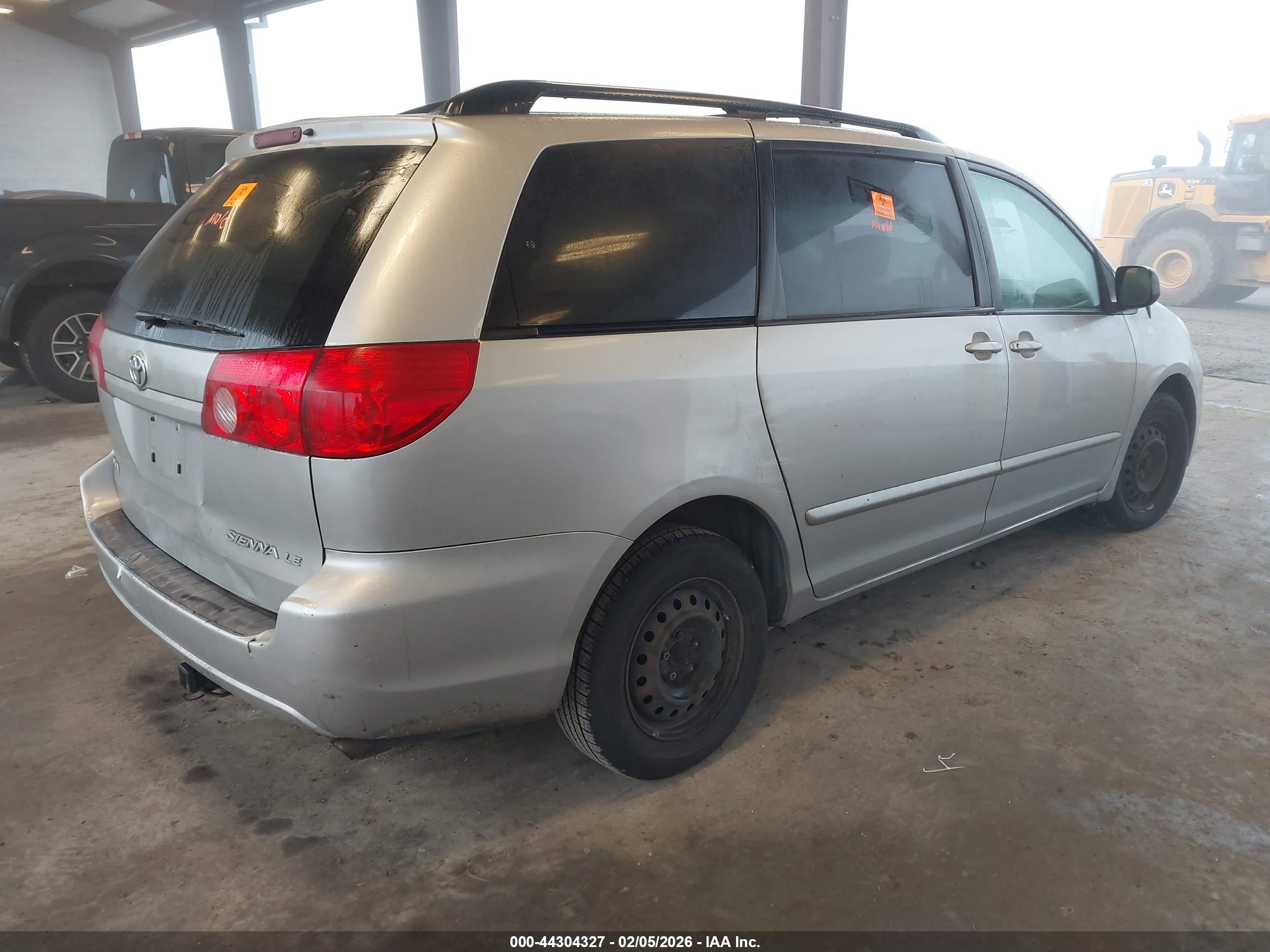 TOYOTA SIENNA image 4