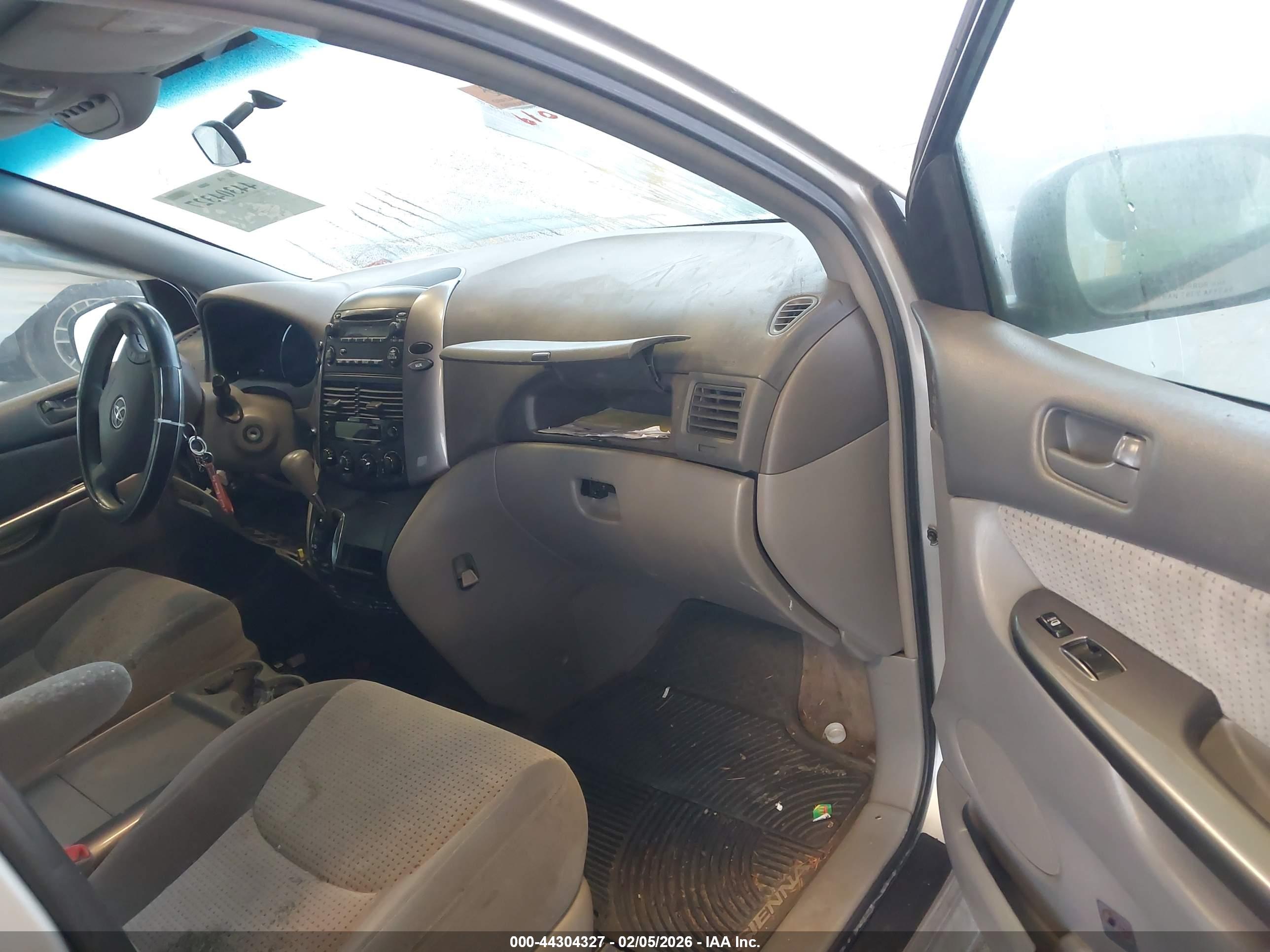 TOYOTA SIENNA image 5