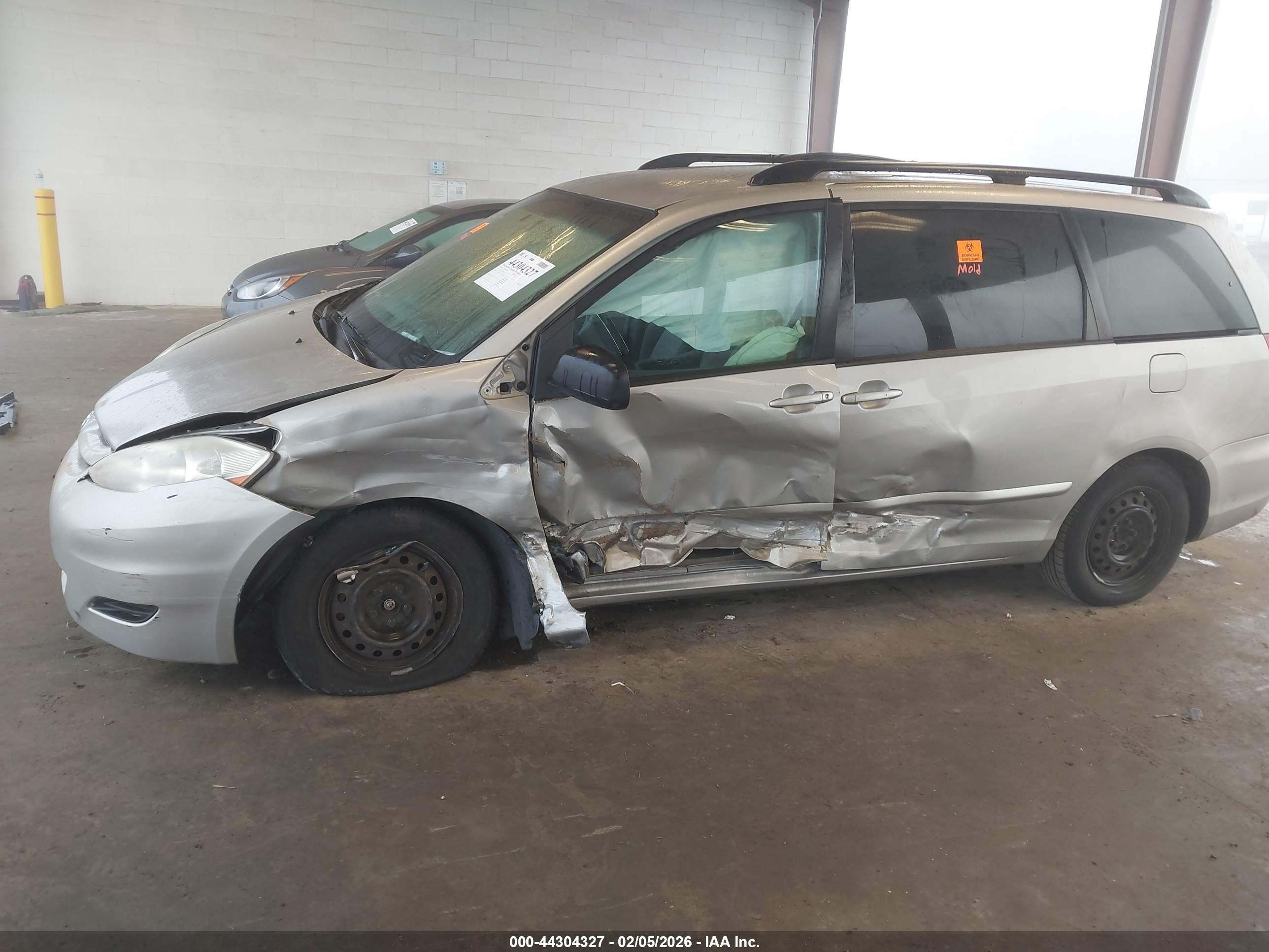 TOYOTA SIENNA image 6