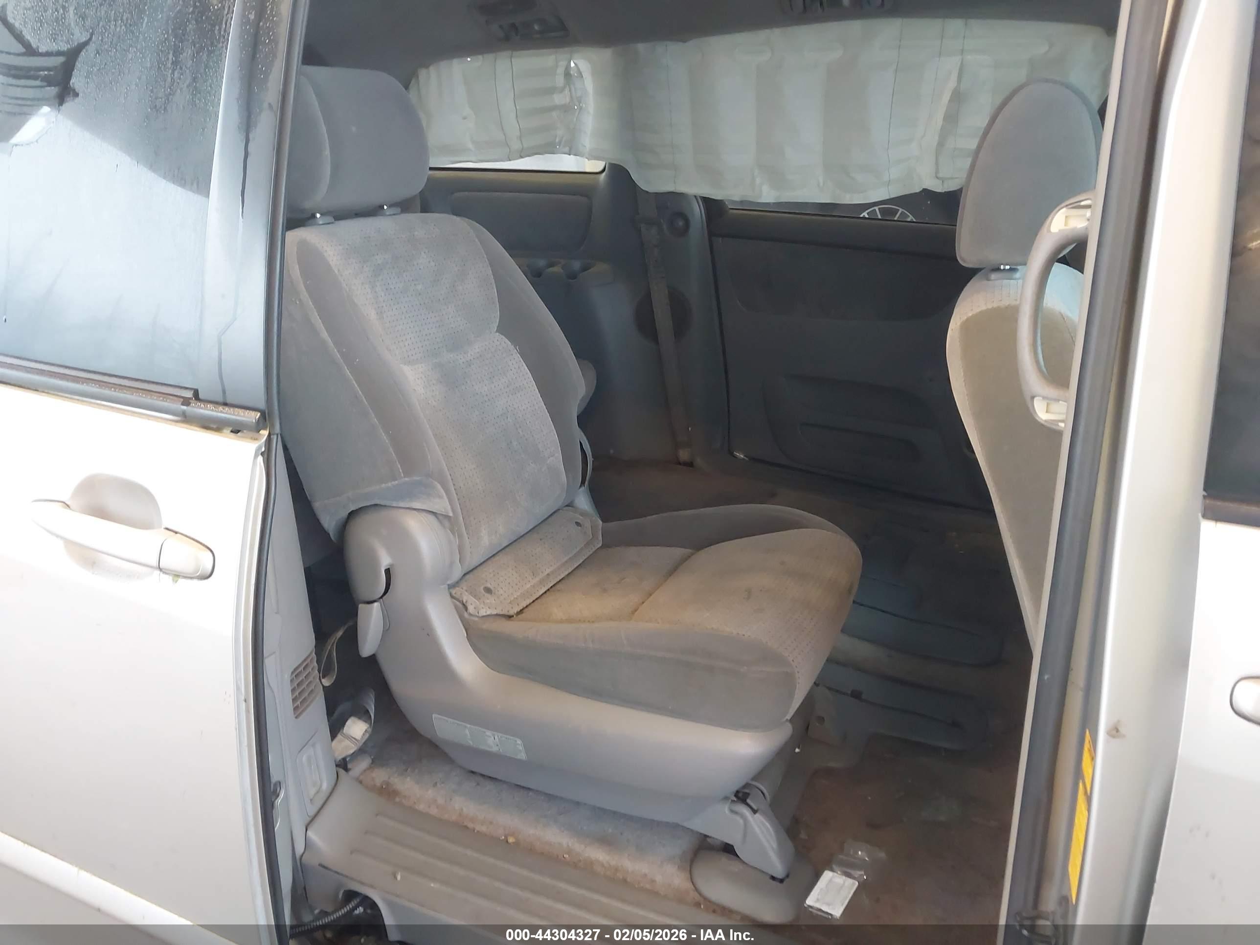 TOYOTA SIENNA image 8