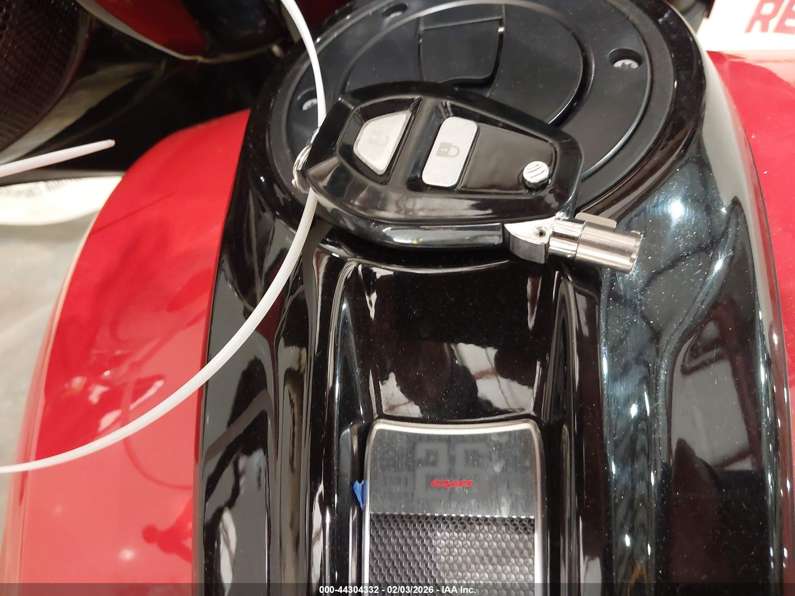 HARLEY-DAVIDSON FLHXSE image 11
