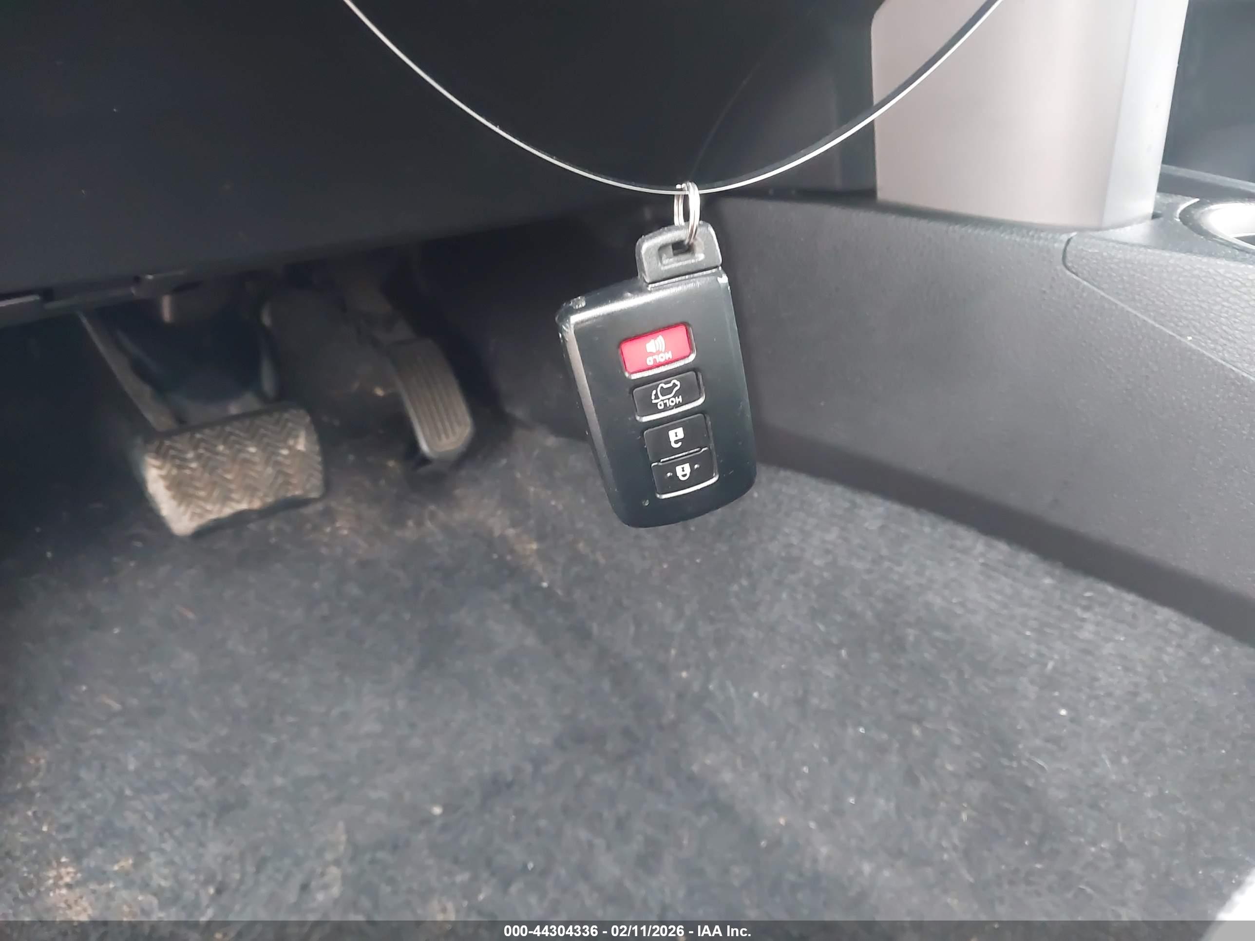 TOYOTA RAV4 image 11