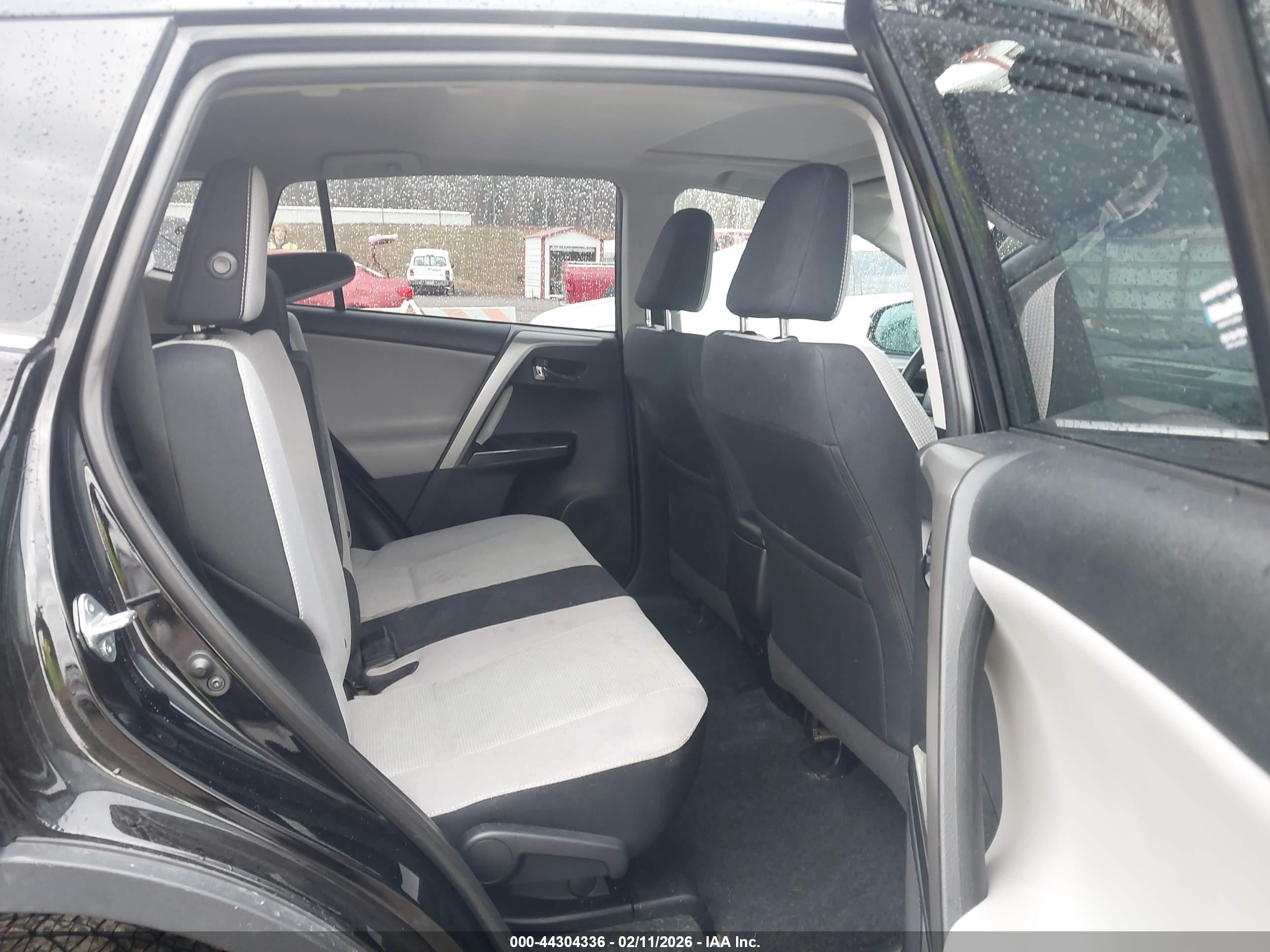 TOYOTA RAV4 image 8