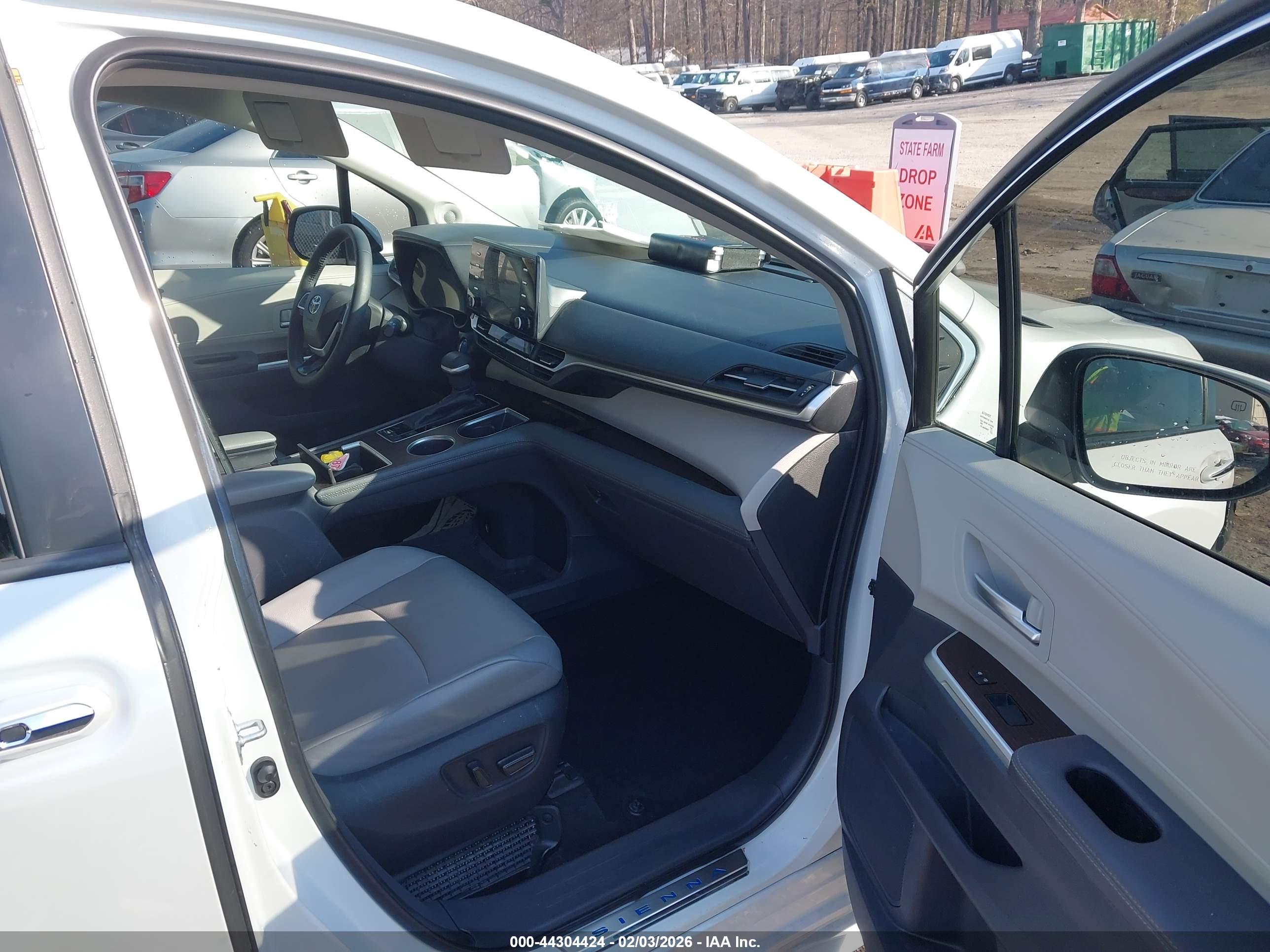 TOYOTA SIENNA image 5