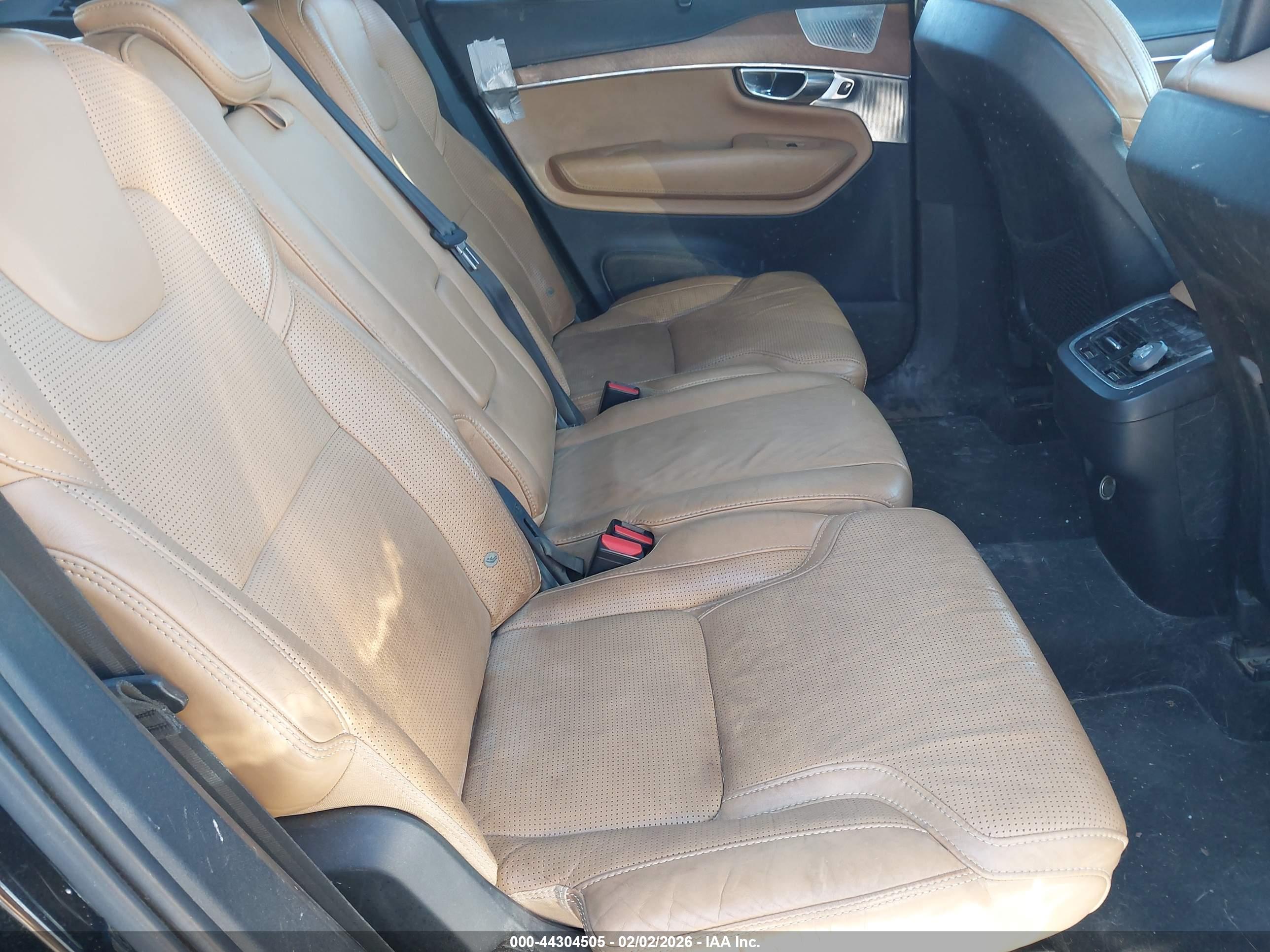 VOLVO XC90 image 8