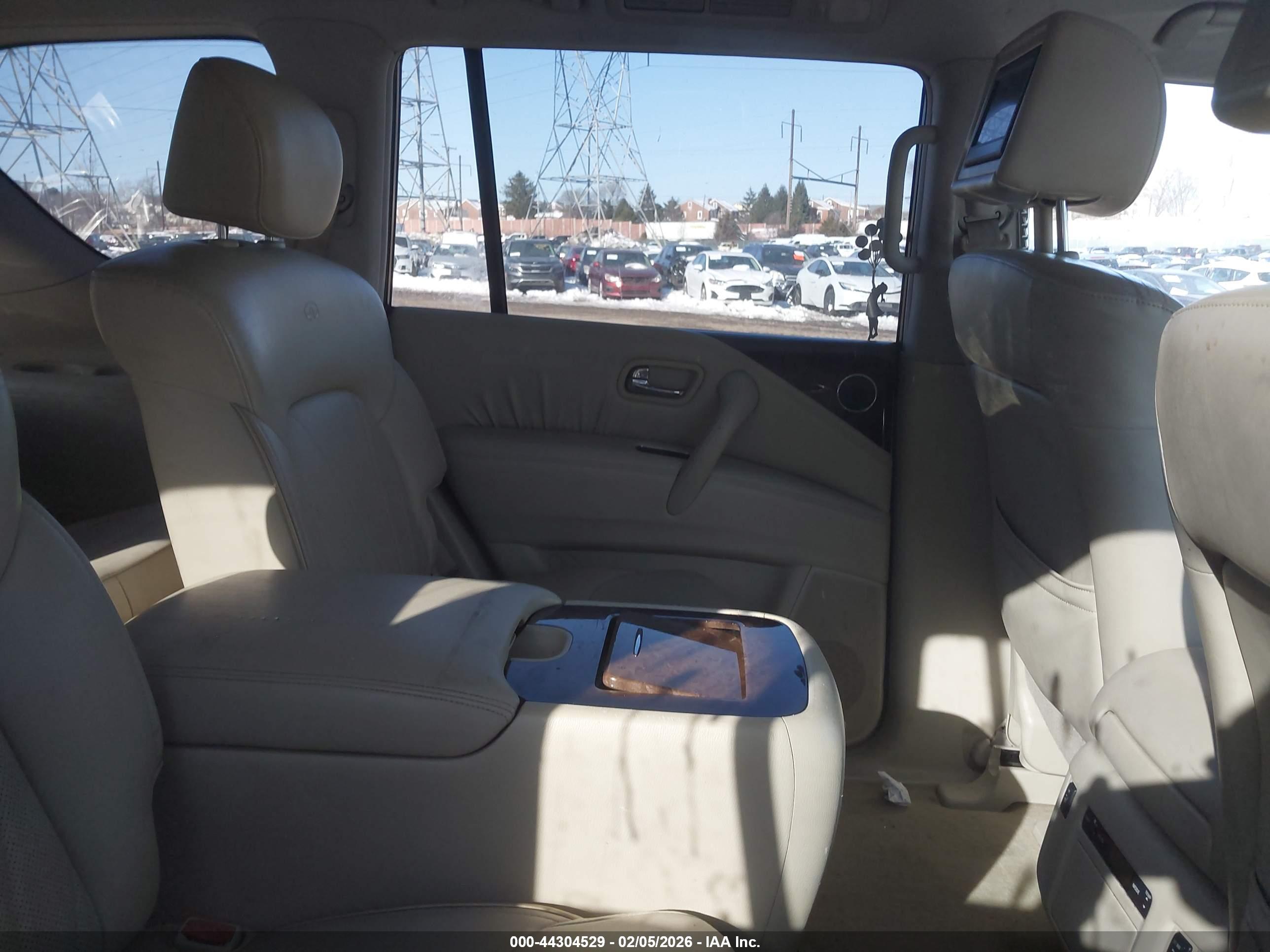 INFINITI QX56 image 8