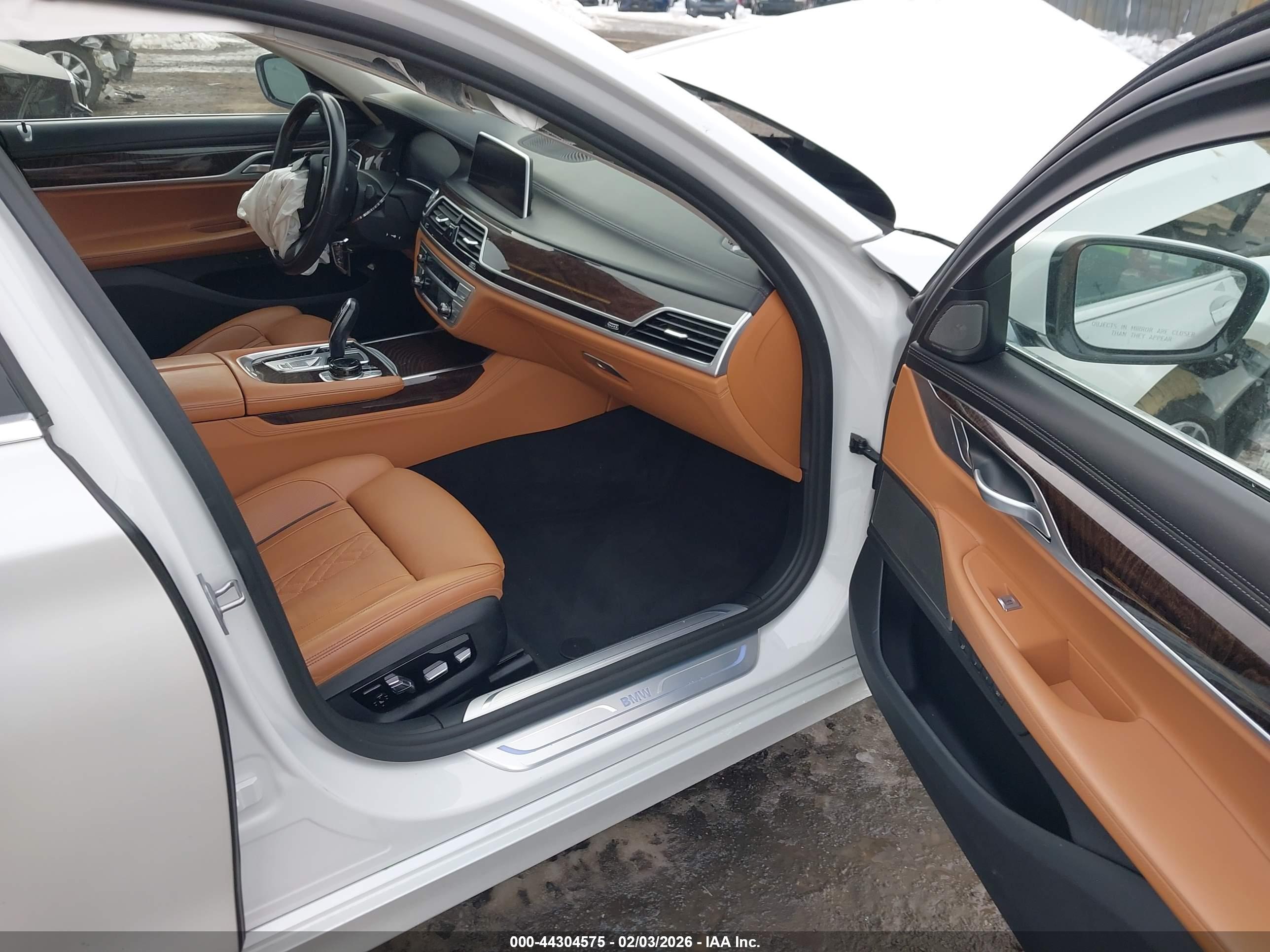 BMW 750I image 5
