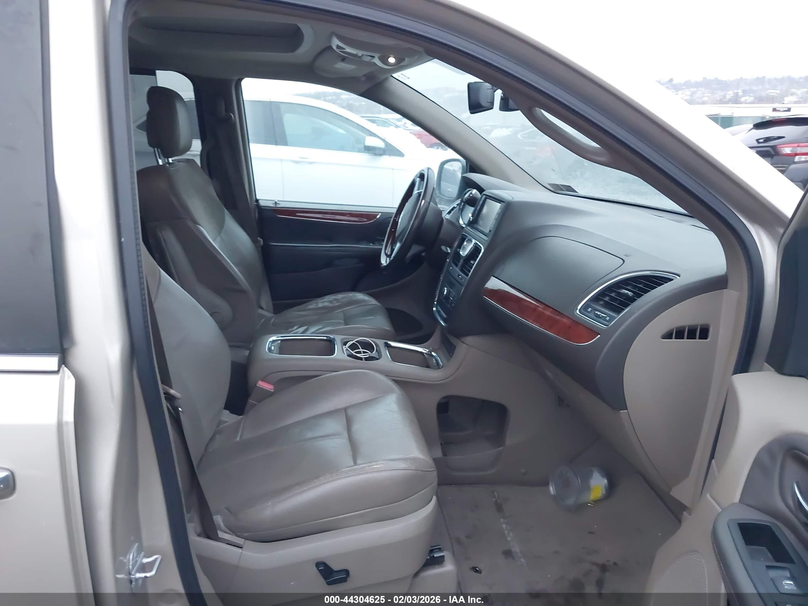 CHRYSLER TOWN image 5
