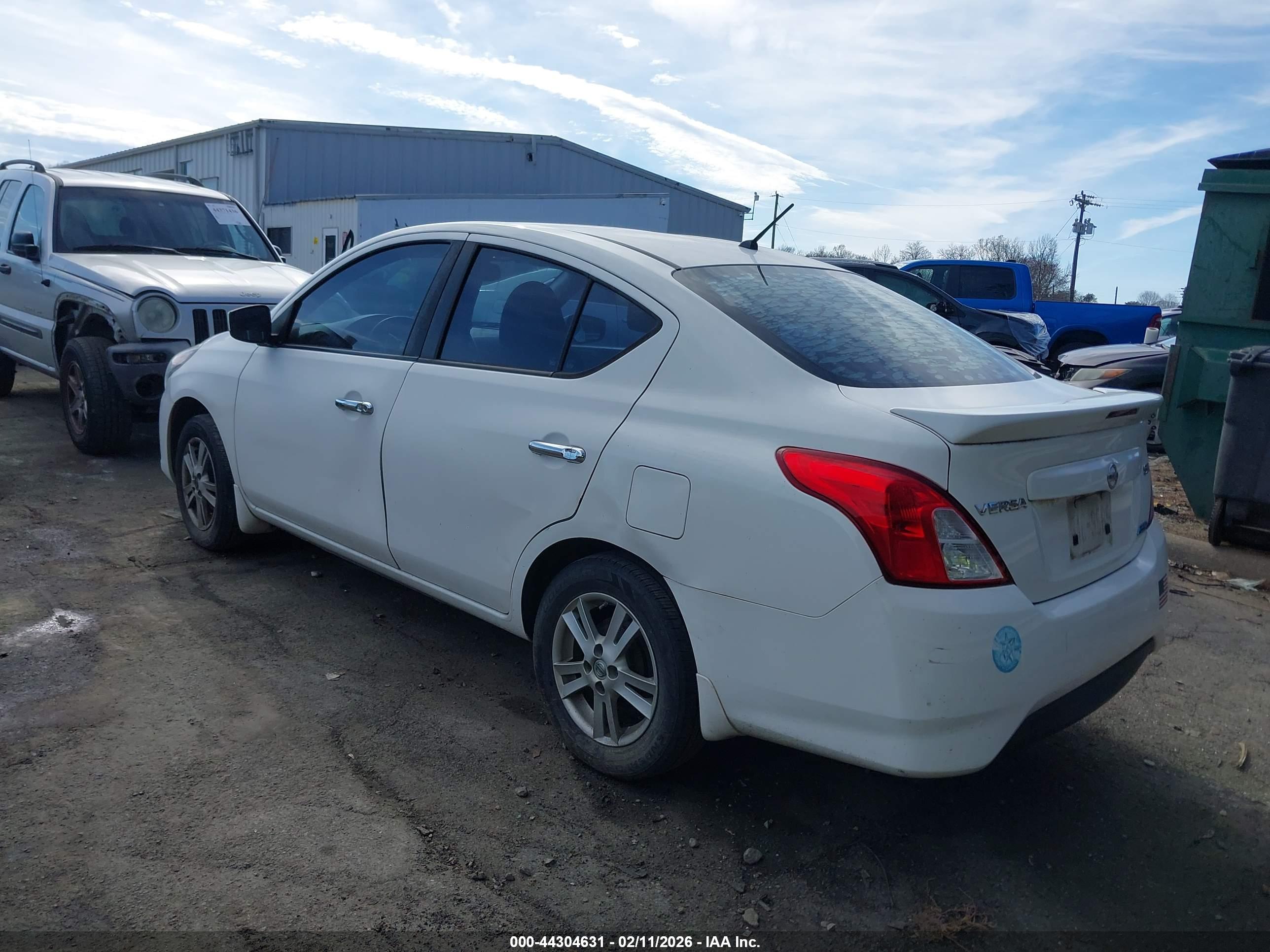 NISSAN VERSA image 3
