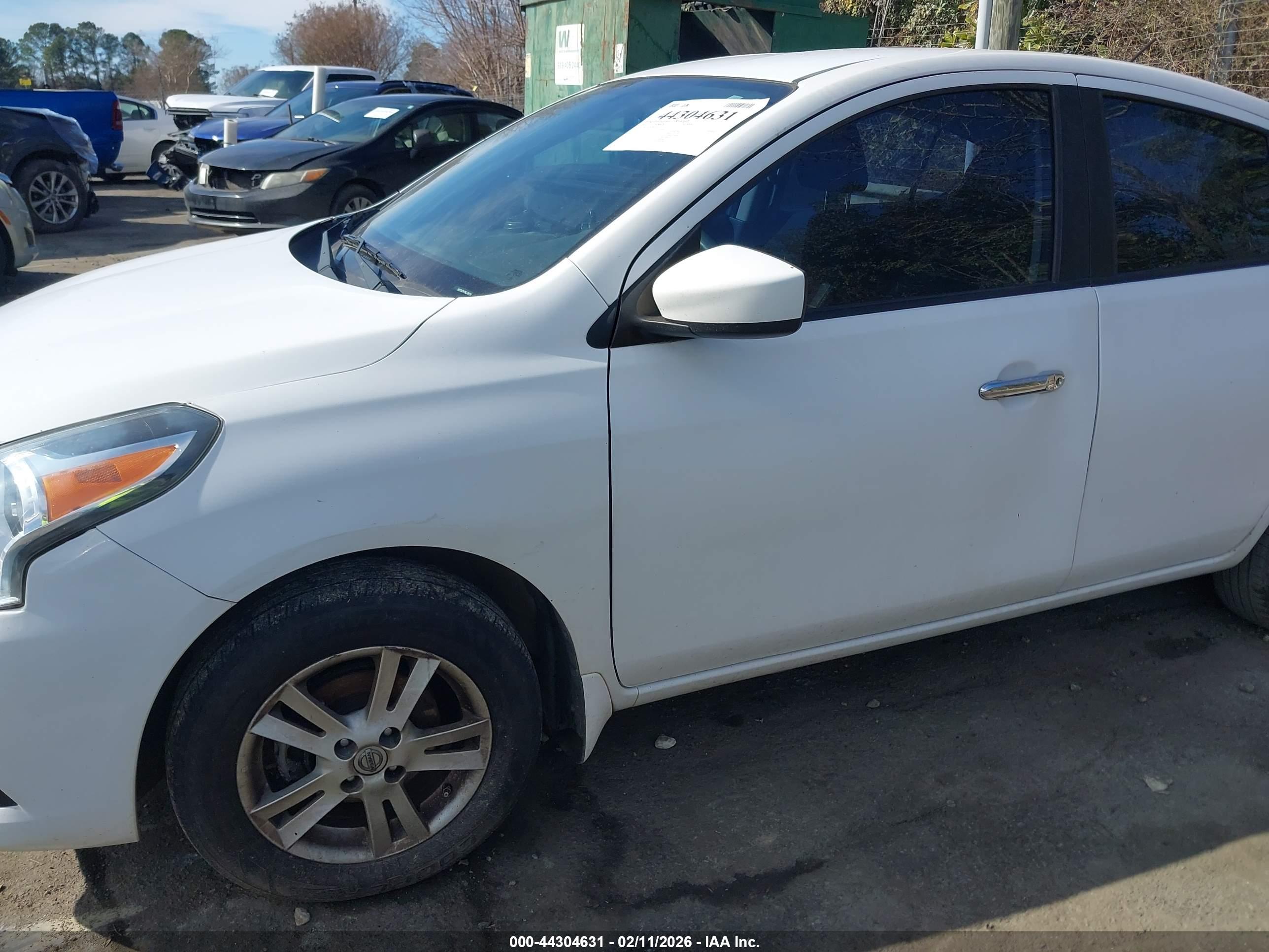 NISSAN VERSA image 6