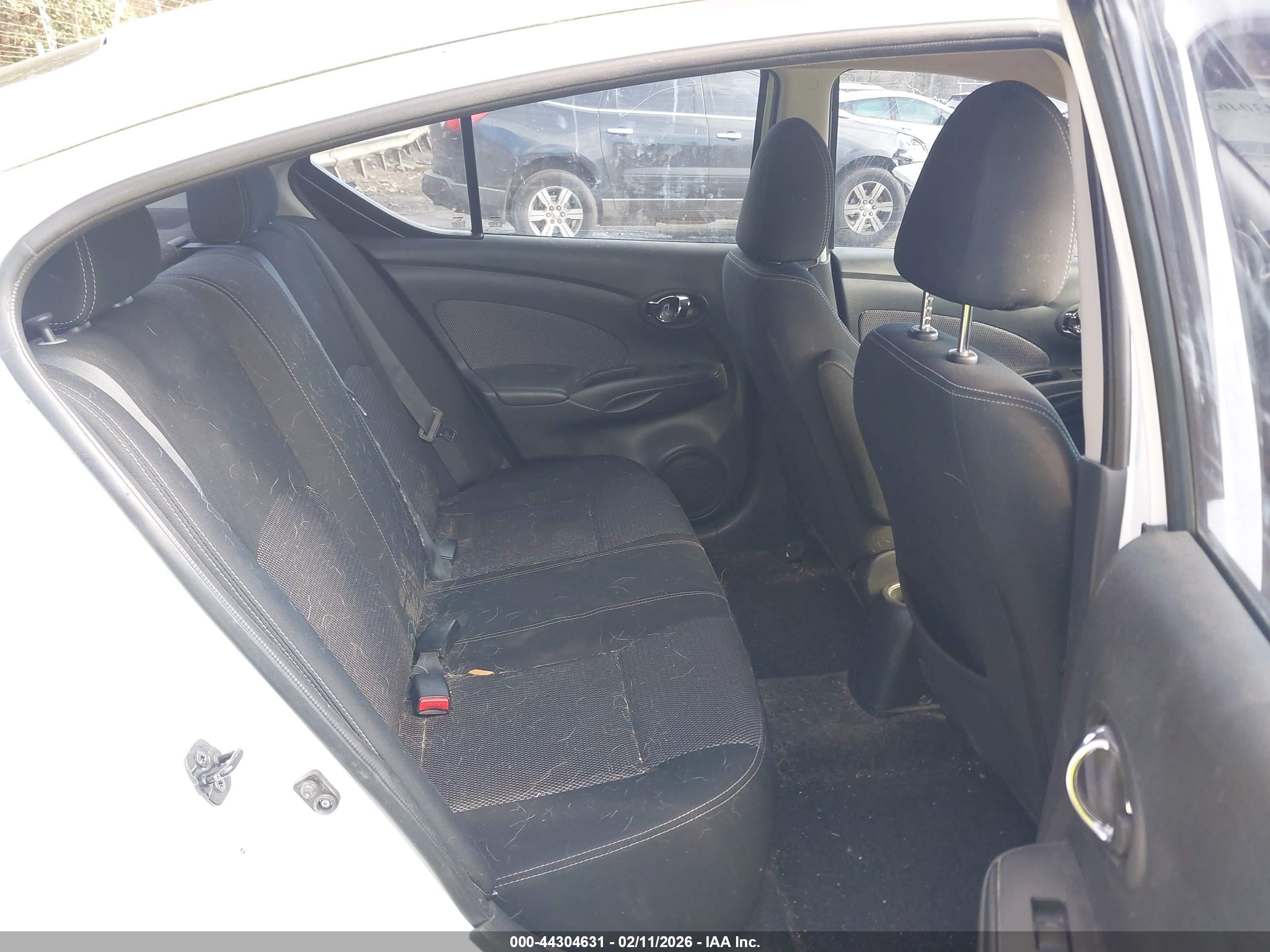 NISSAN VERSA image 8