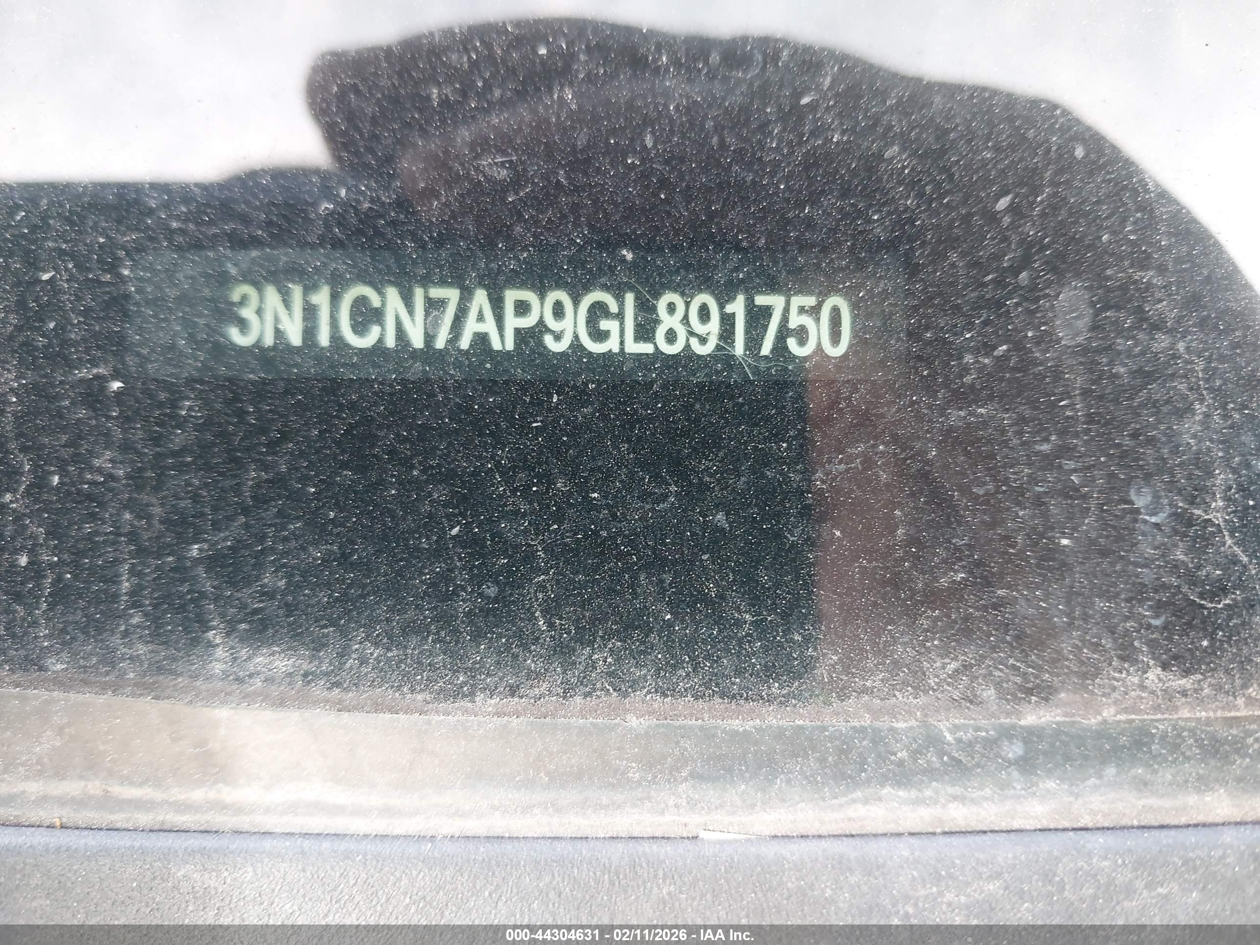 NISSAN VERSA image 9