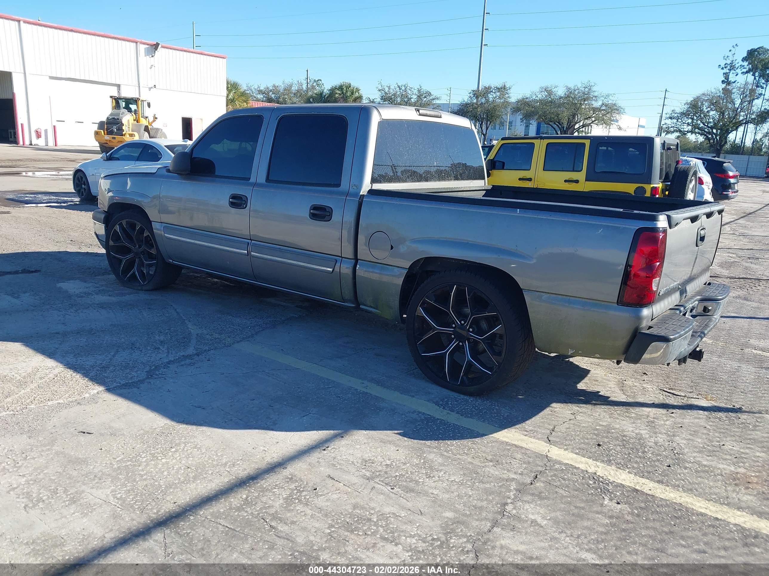 CHEVROLET SILVERADO image 3