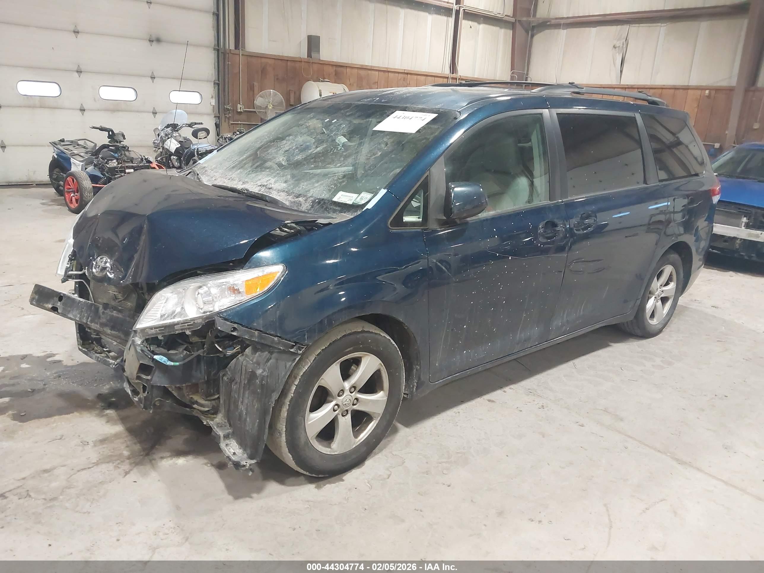 TOYOTA SIENNA image 2