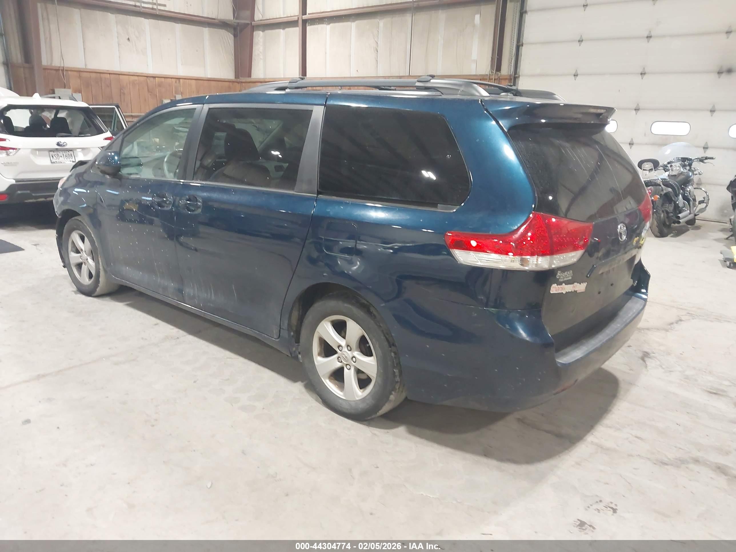 TOYOTA SIENNA image 3