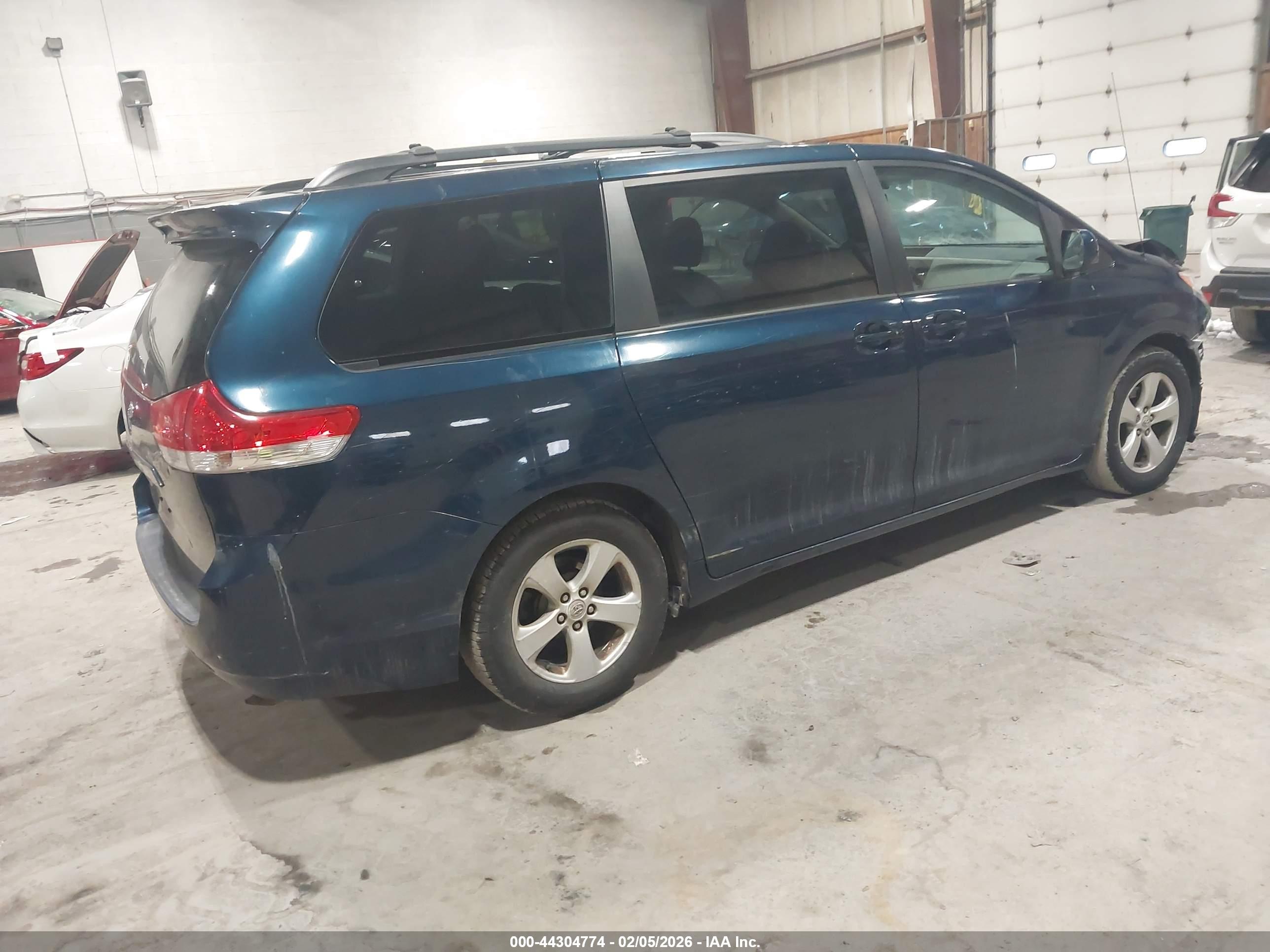 TOYOTA SIENNA image 4