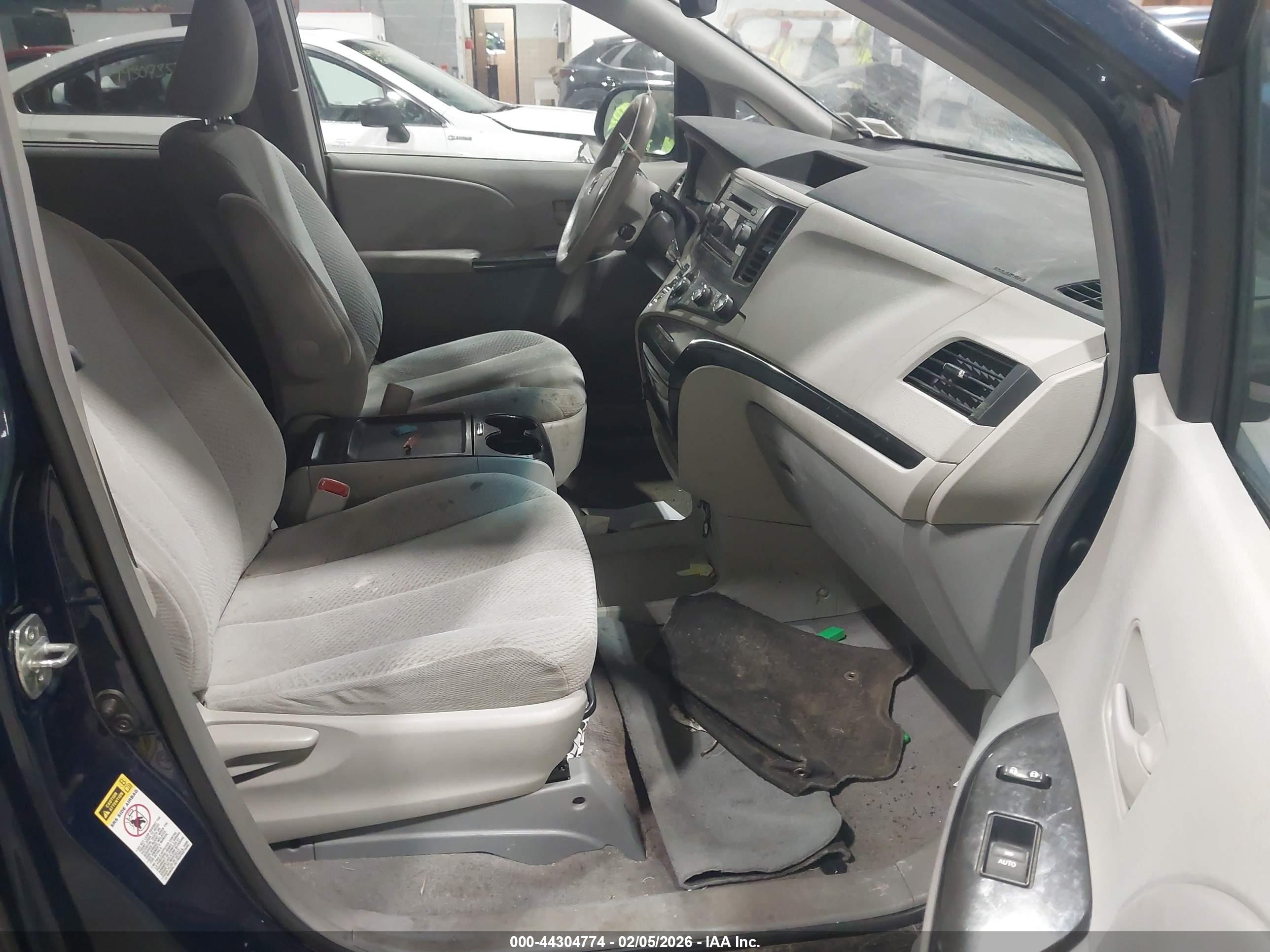 TOYOTA SIENNA image 5