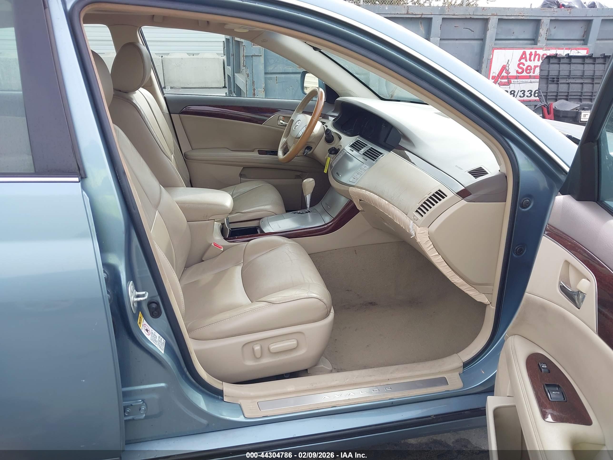 TOYOTA AVALON image 5