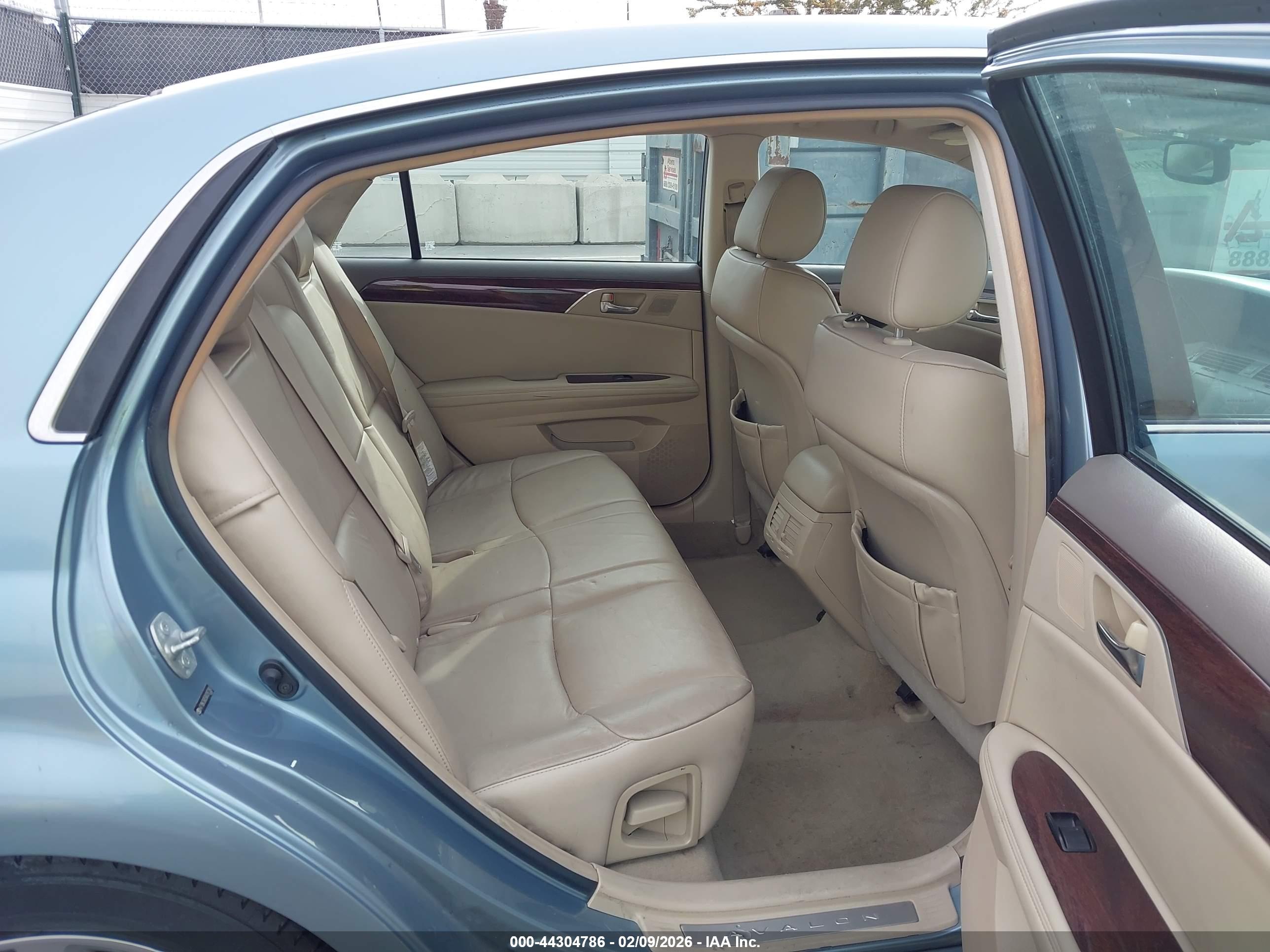 TOYOTA AVALON image 8