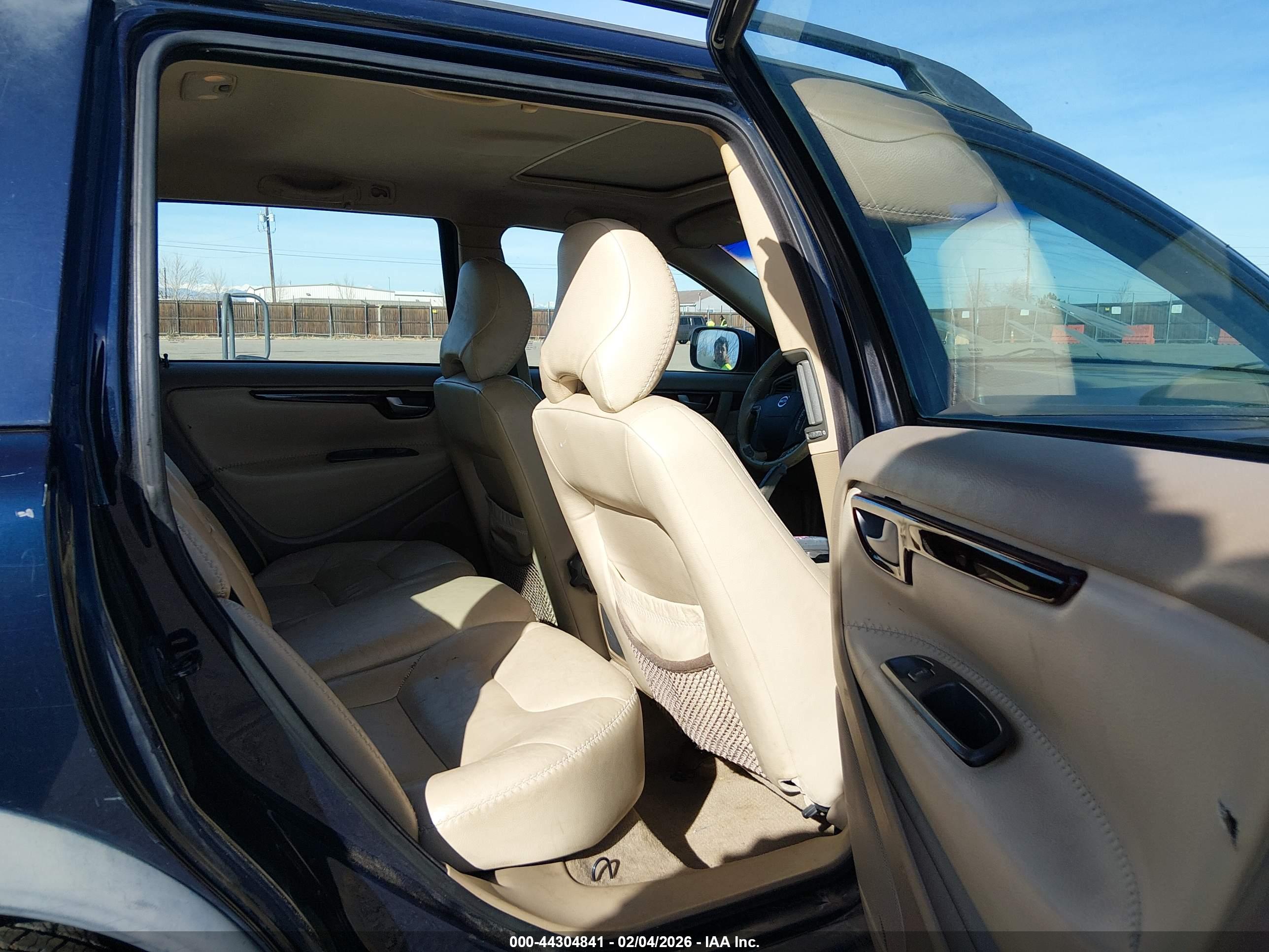 VOLVO V70 image 8