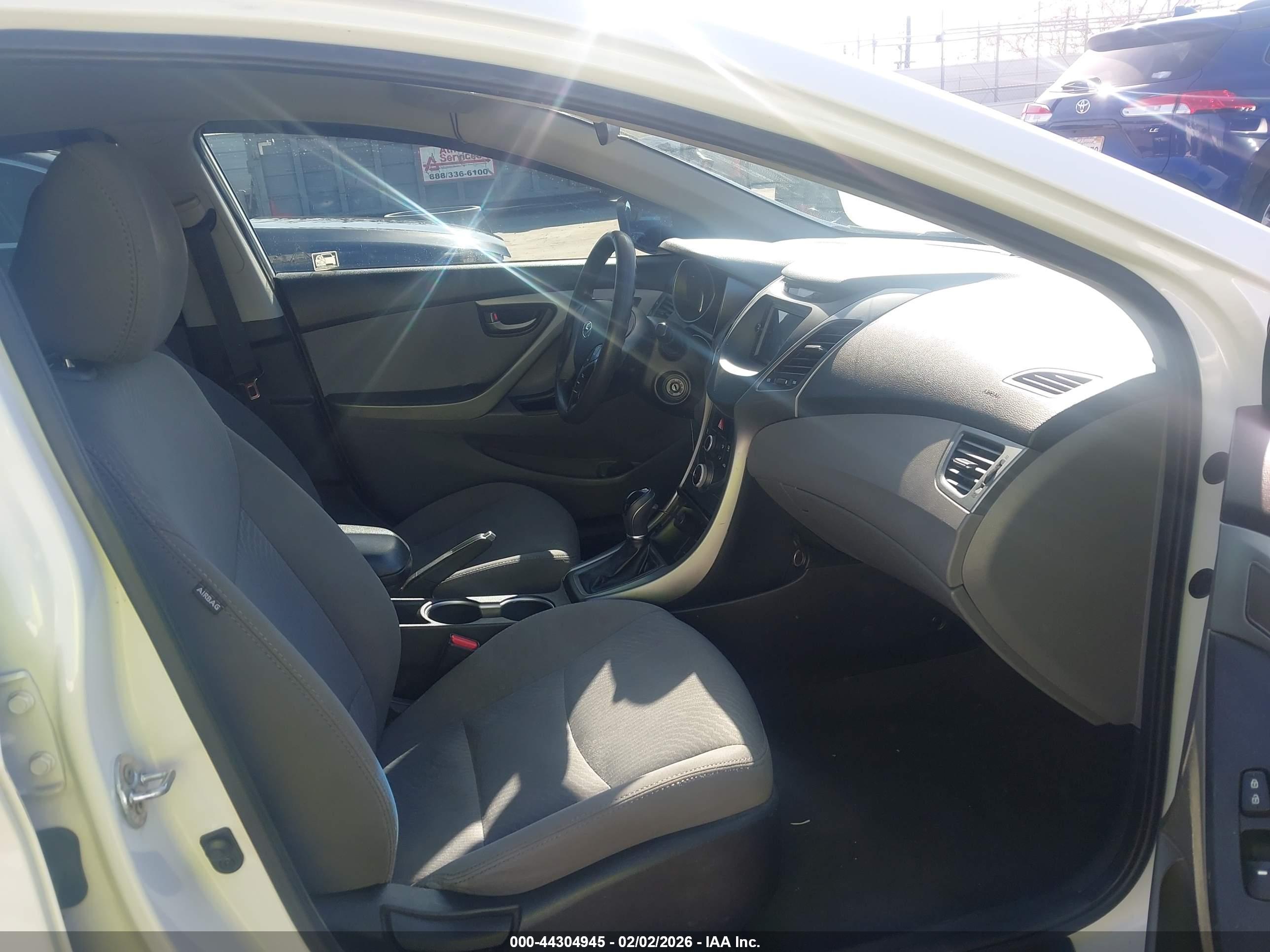 HYUNDAI ELANTRA image 5