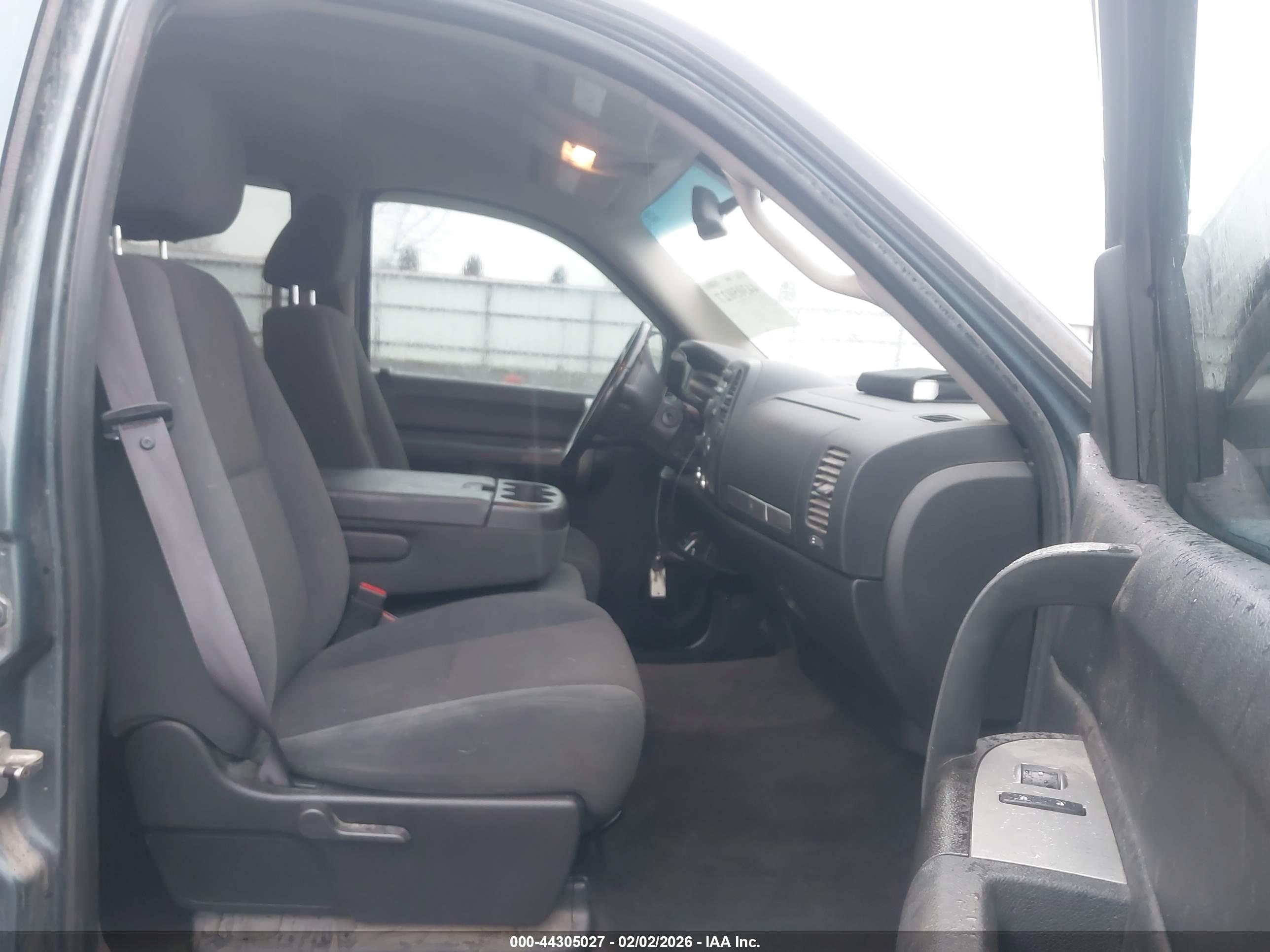 CHEVROLET SILVERADO image 5