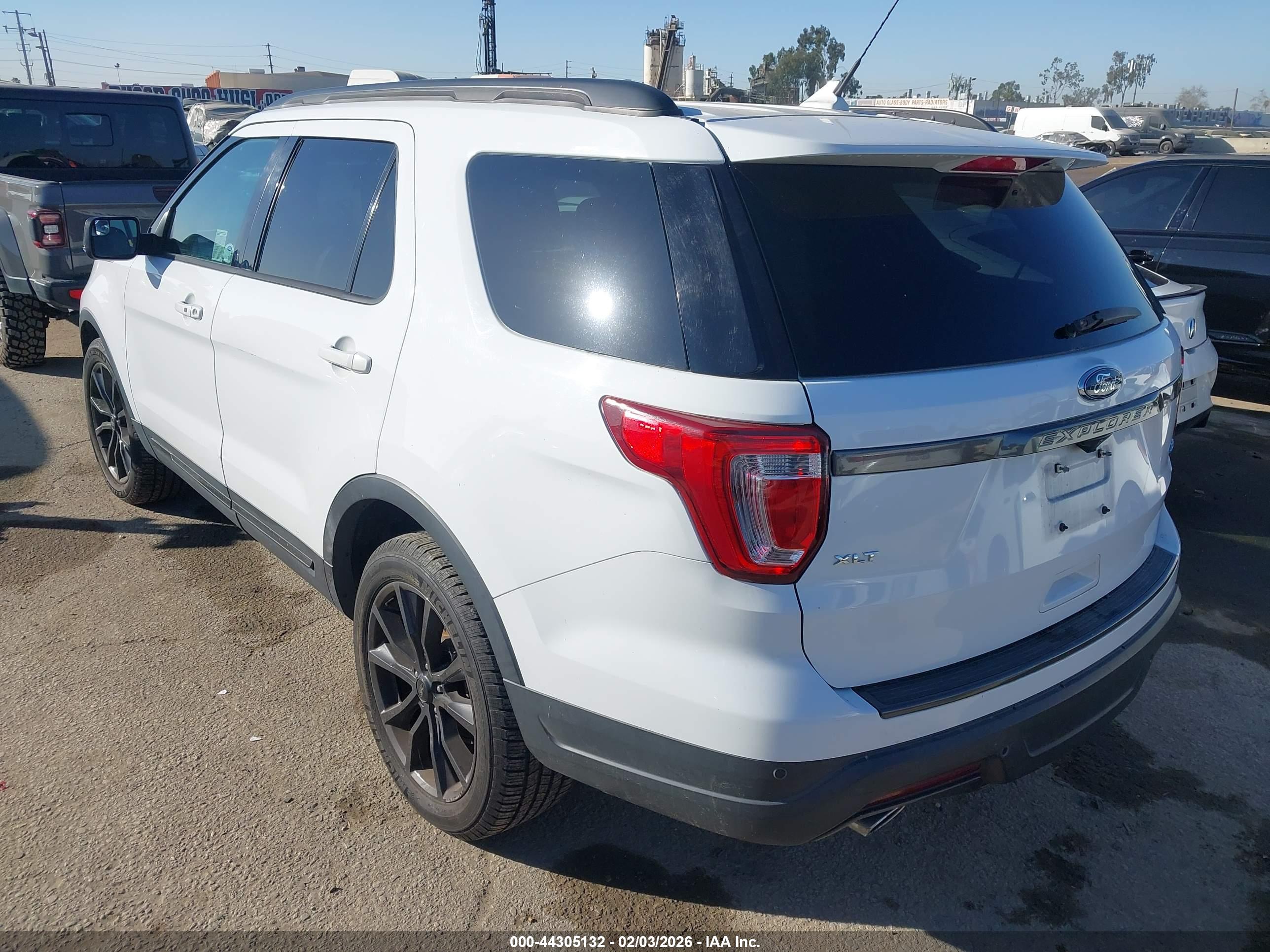 FORD EXPLORER image 3