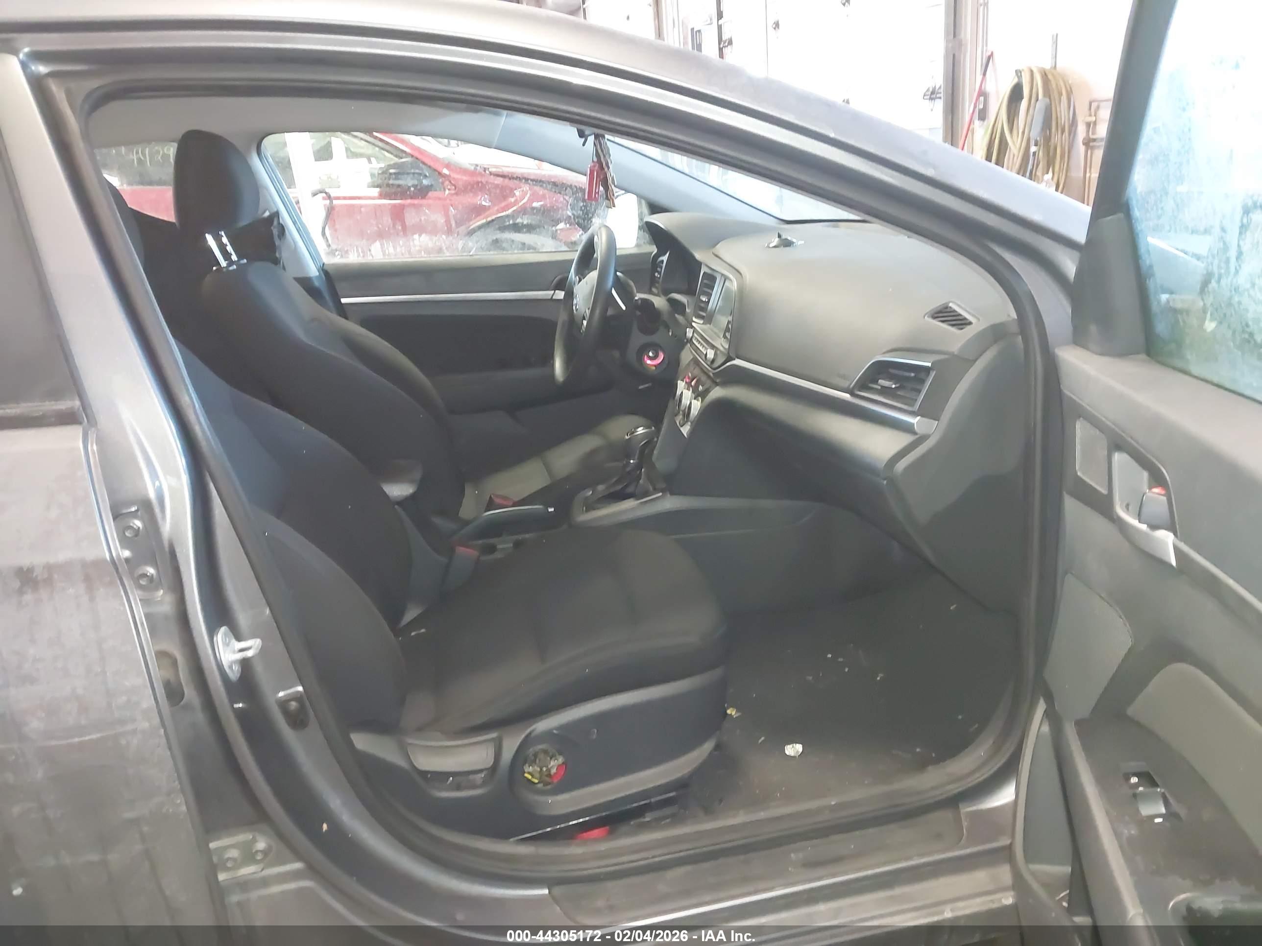 HYUNDAI ELANTRA image 5