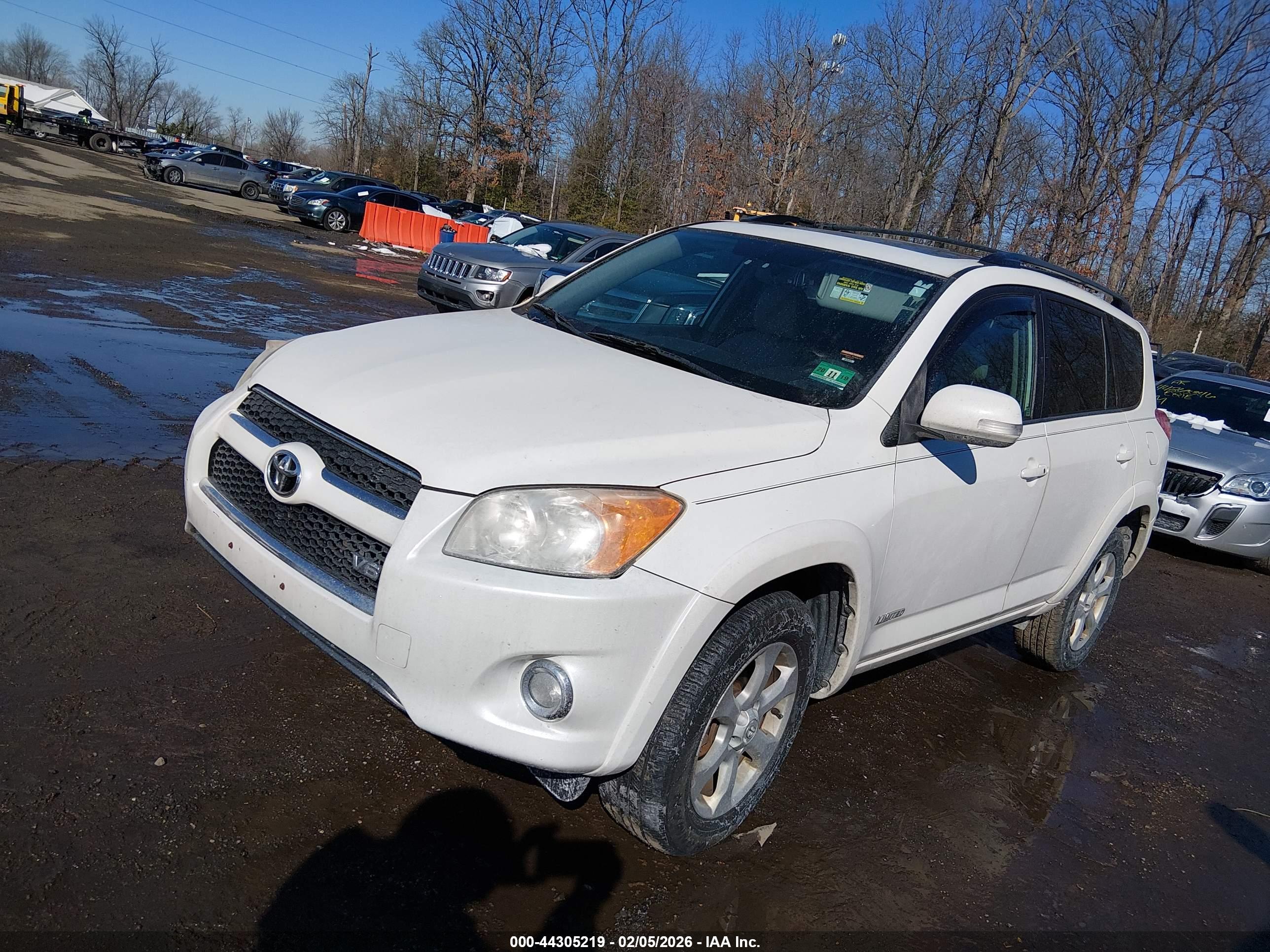 TOYOTA RAV4 image 2