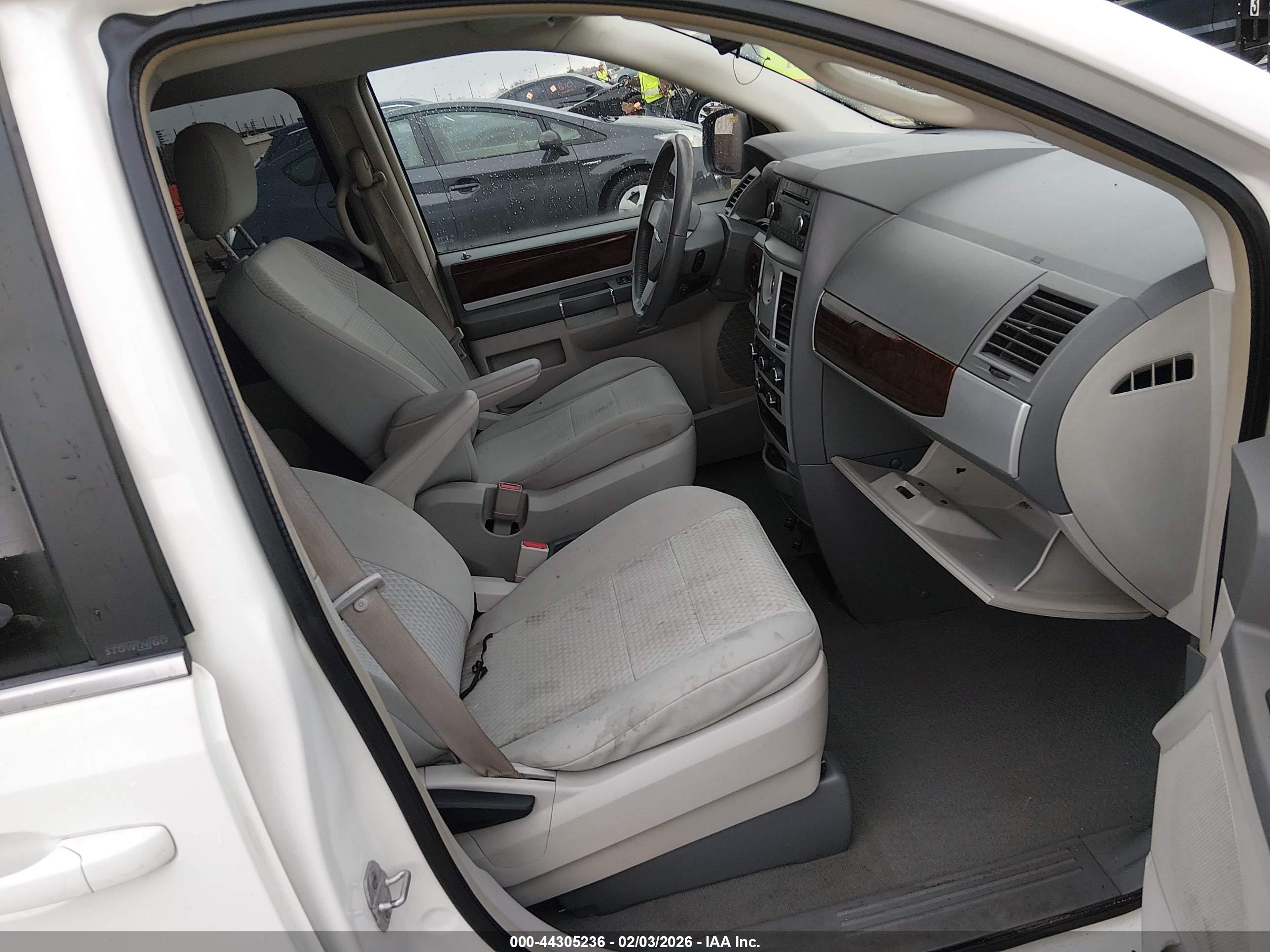 CHRYSLER TOWN image 5