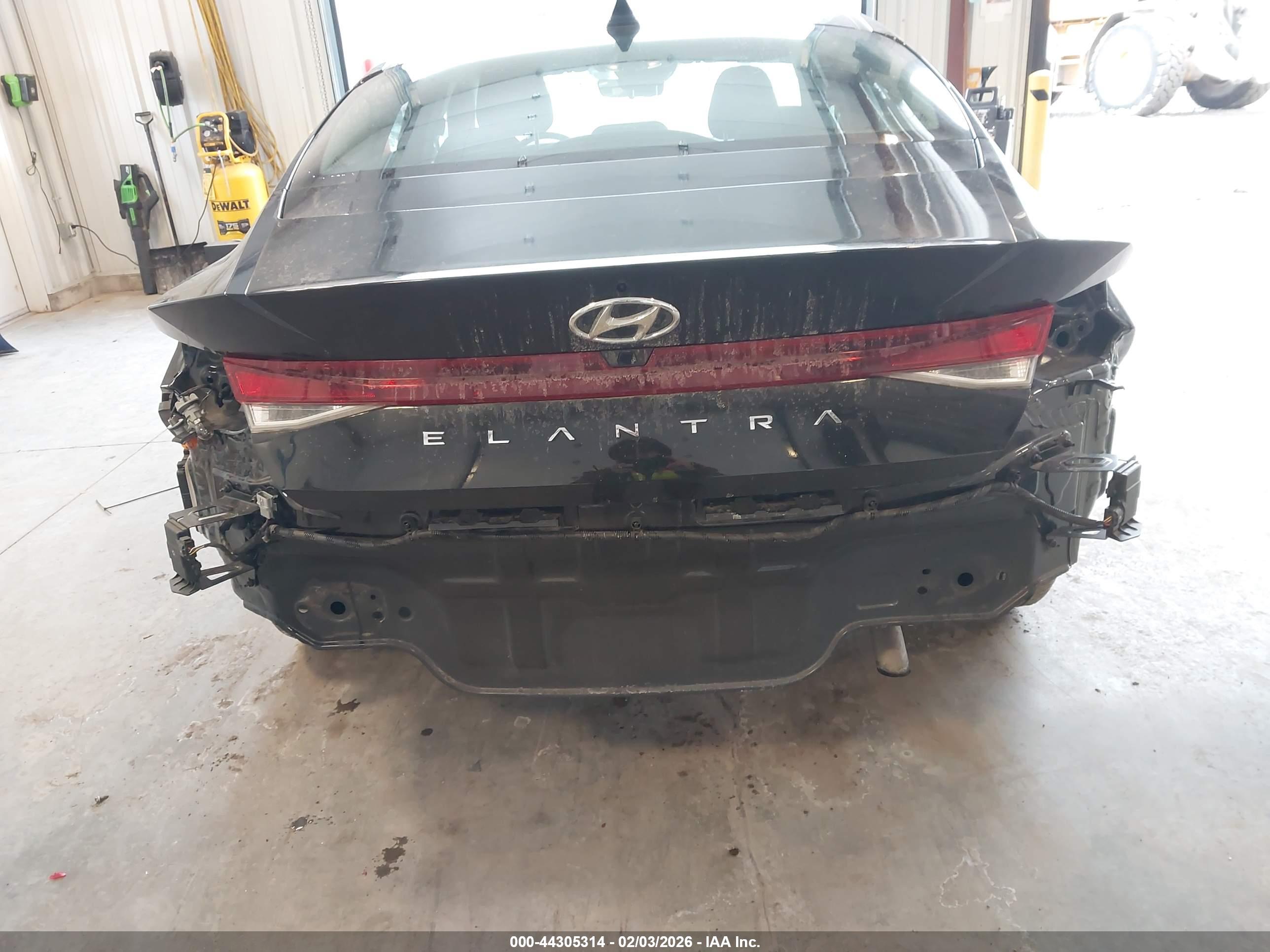 HYUNDAI ELANTRA image 6
