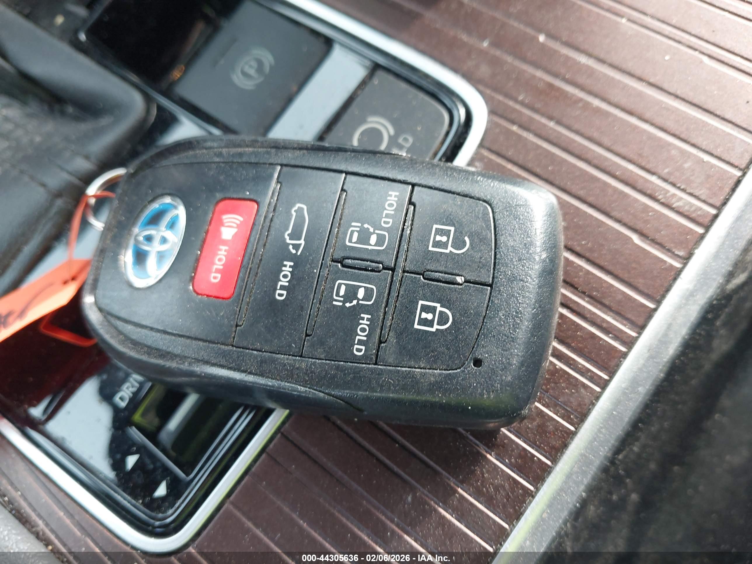 TOYOTA SIENNA image 11