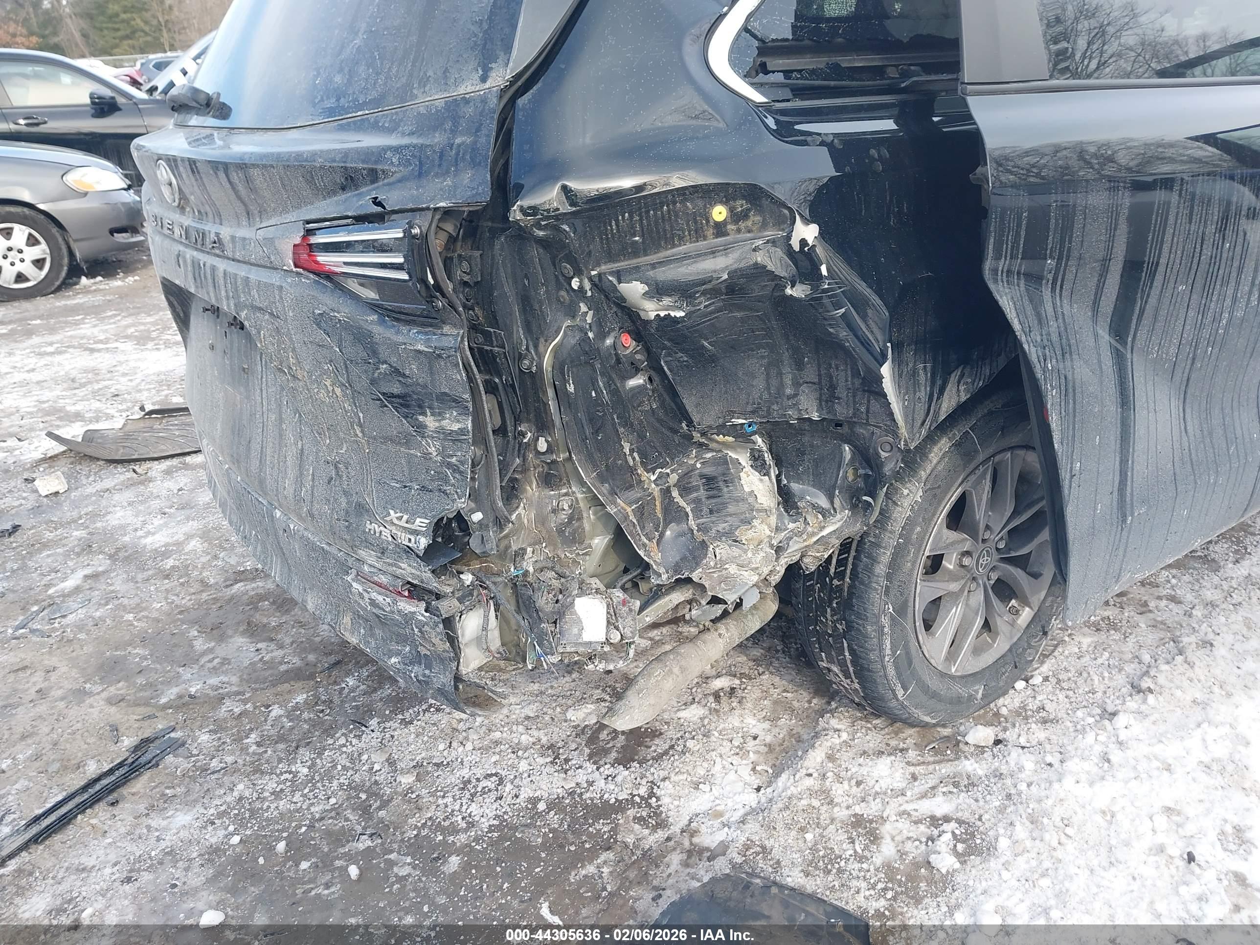 TOYOTA SIENNA image 6