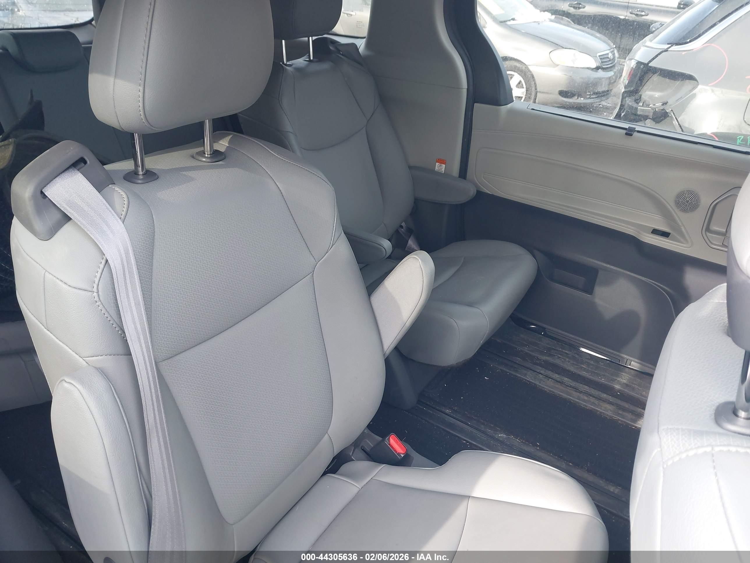 TOYOTA SIENNA image 8