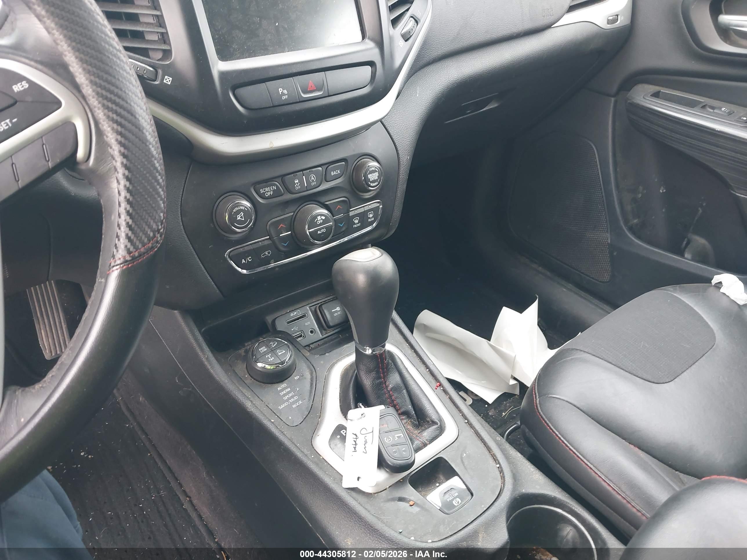 JEEP CHEROKEE image 11