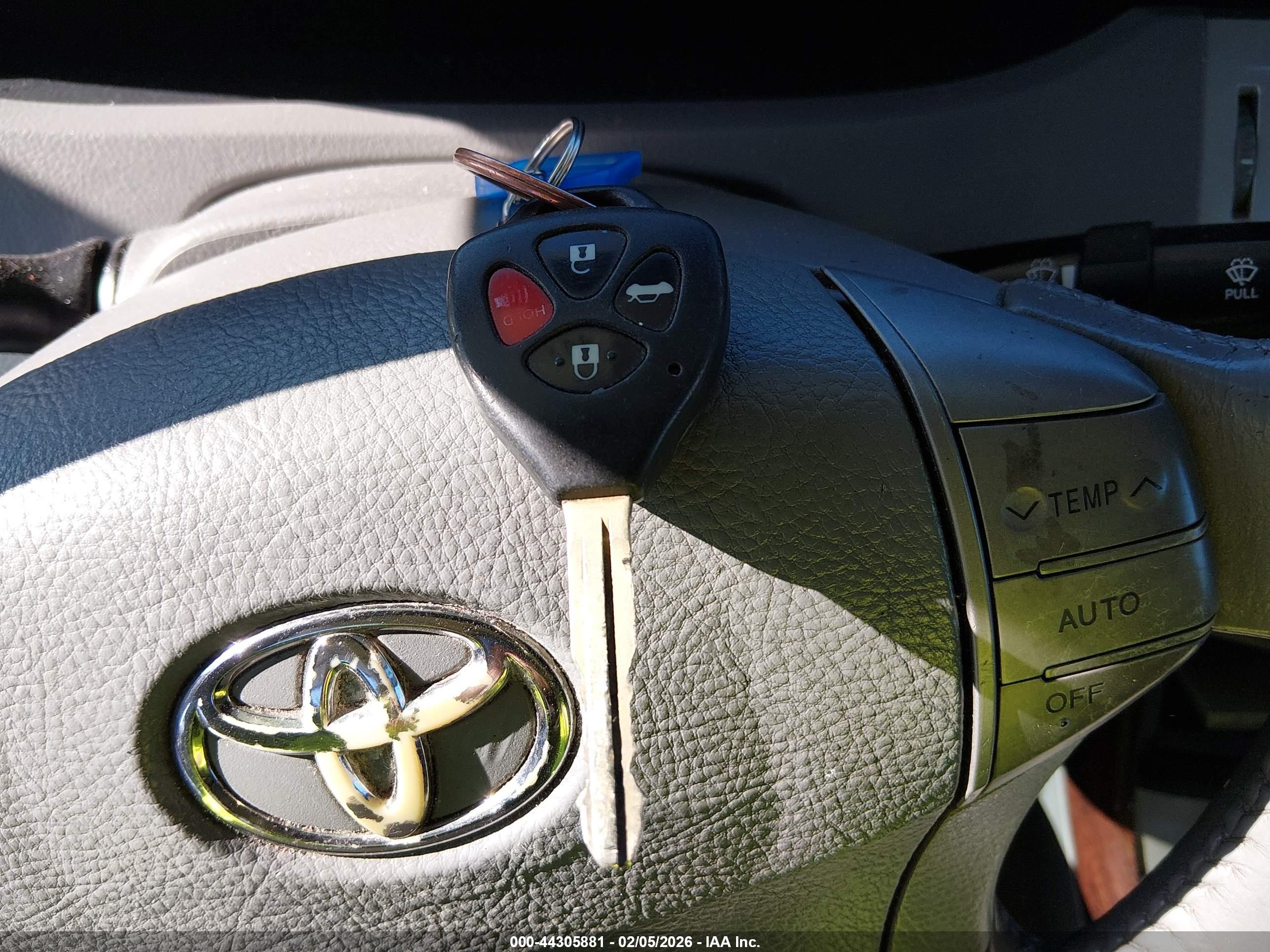TOYOTA AVALON image 11