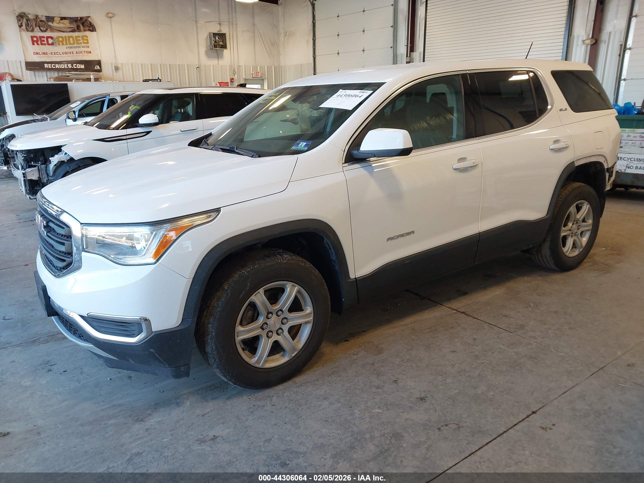 GMC ACADIA image 2