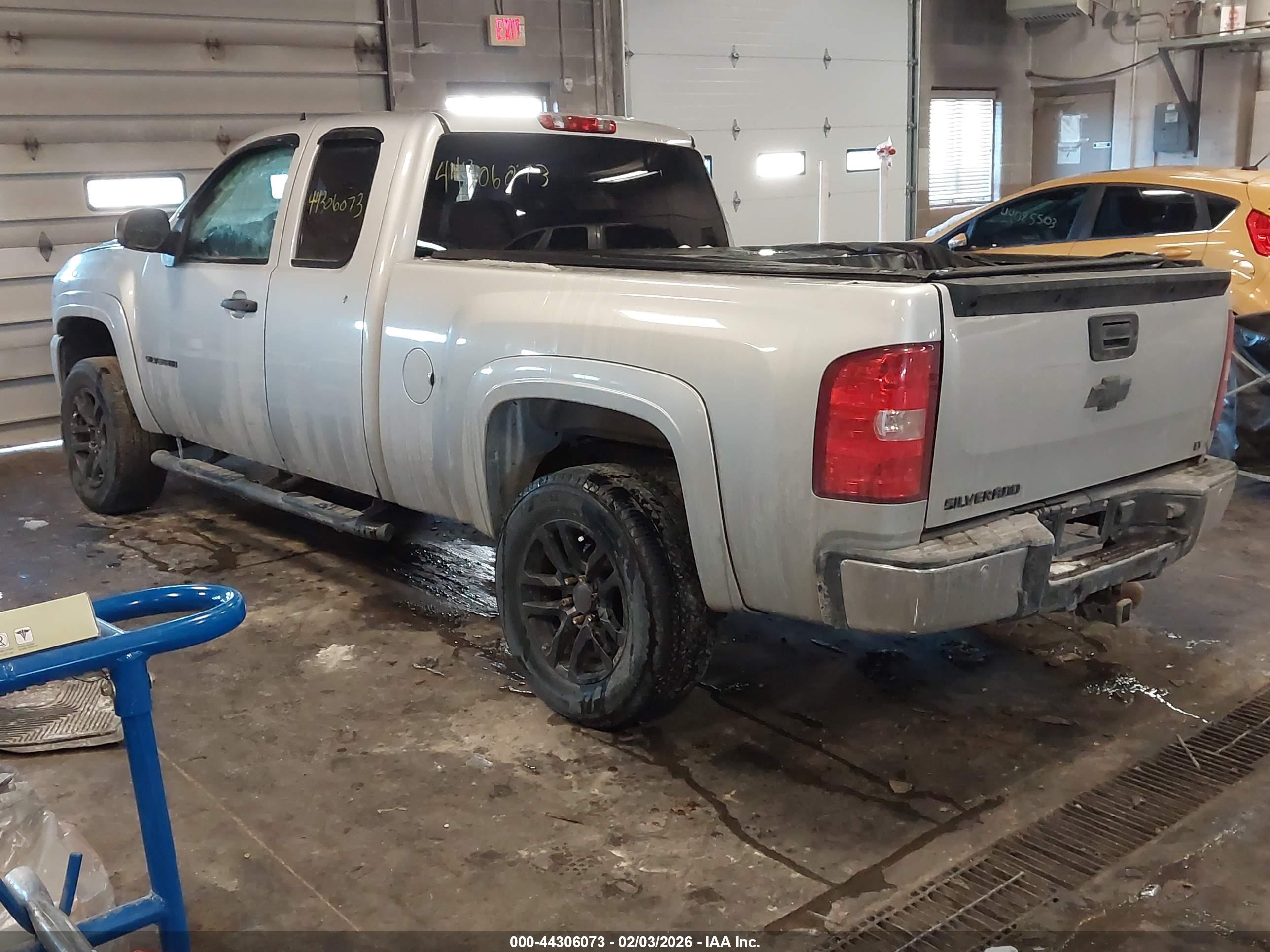 CHEVROLET SILVERADO image 3