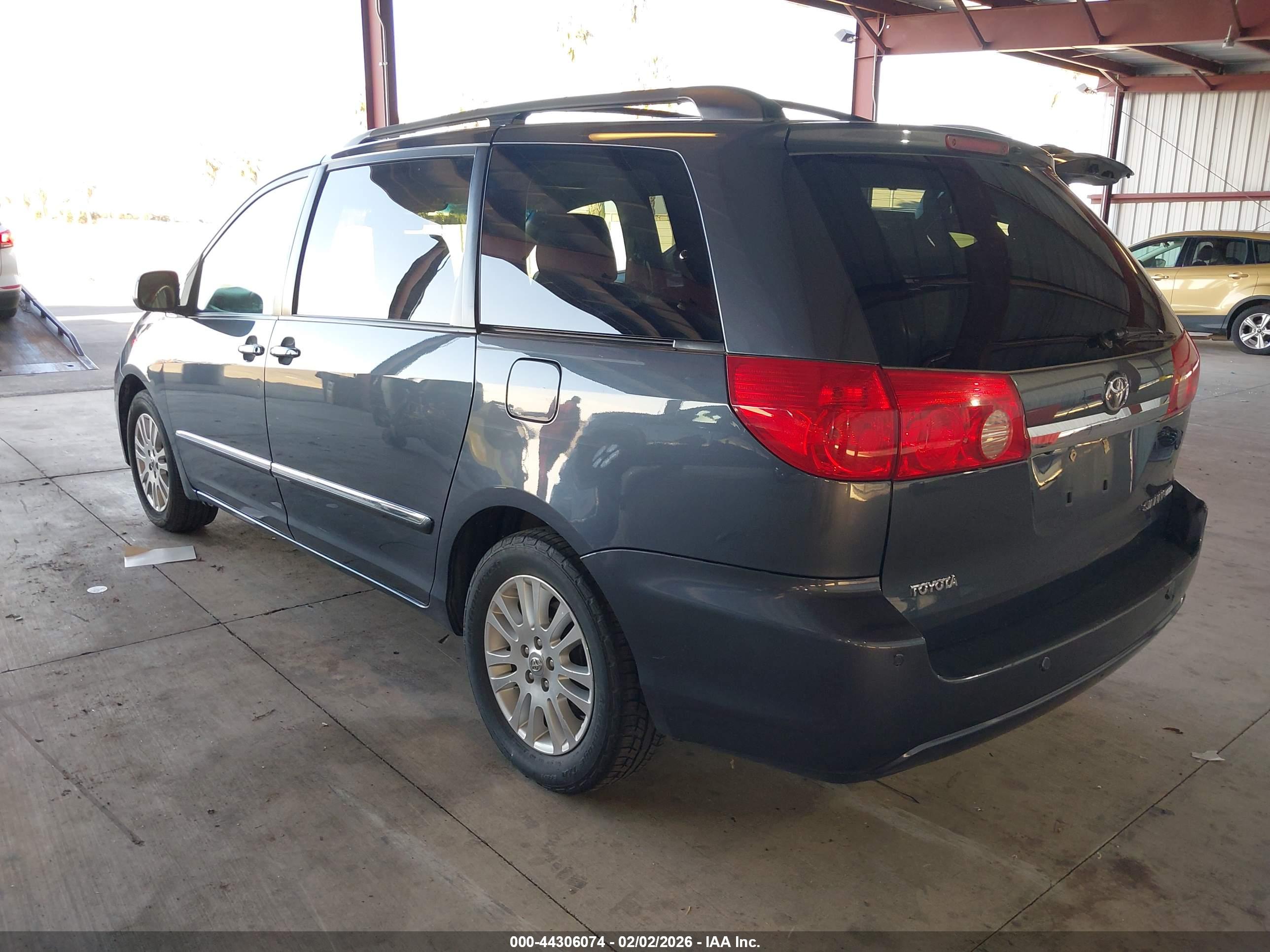 TOYOTA SIENNA image 3
