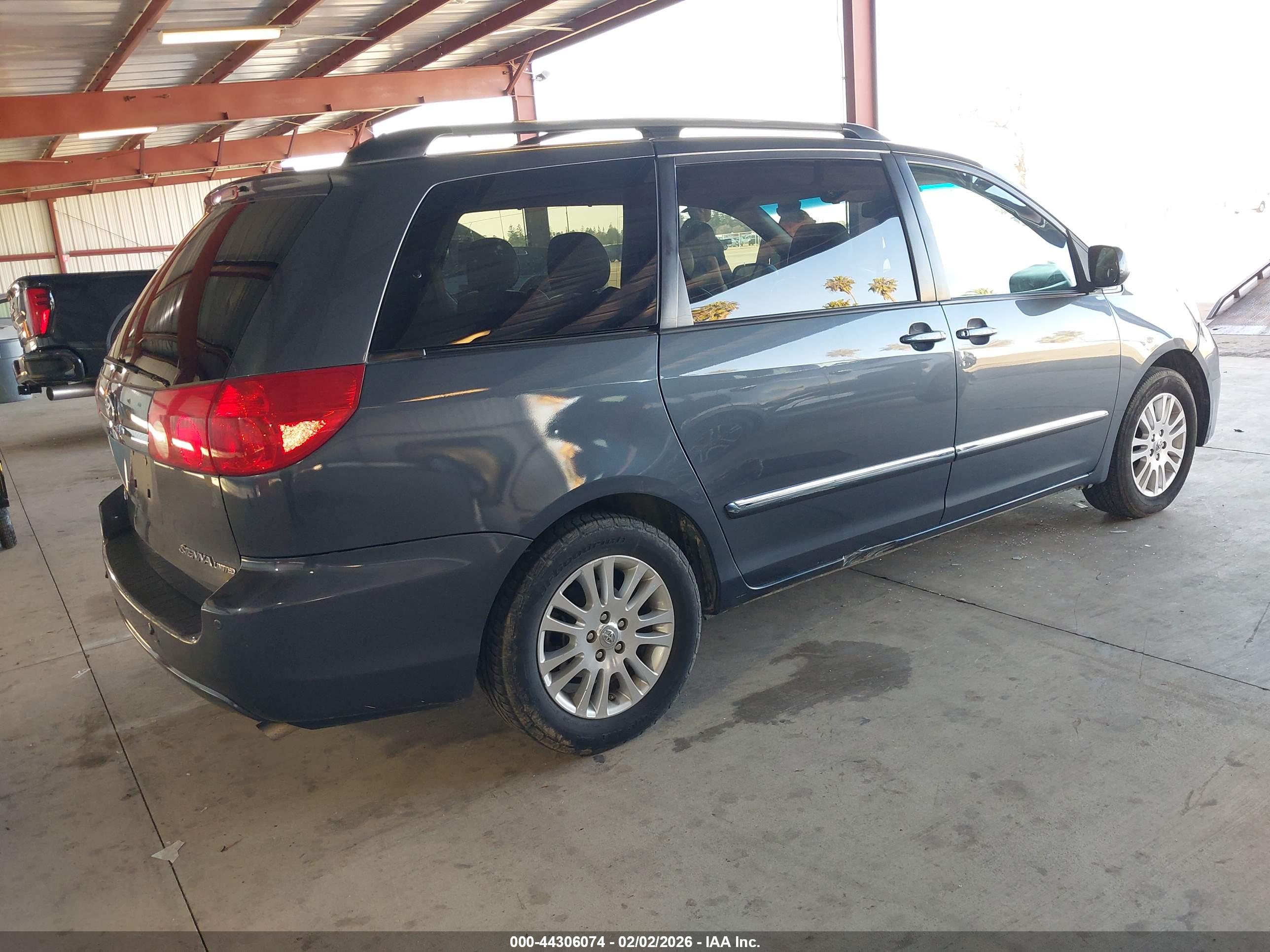 TOYOTA SIENNA image 4